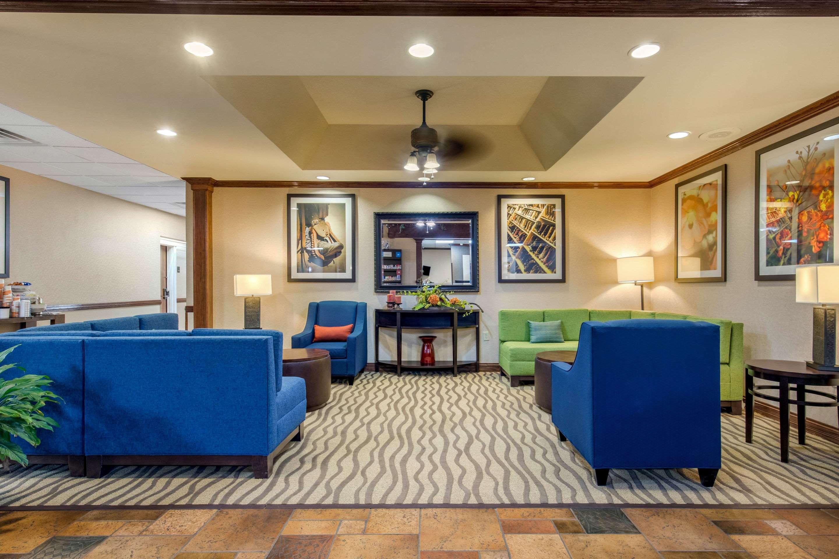 Vista Lobby Comfort Suites Marshall