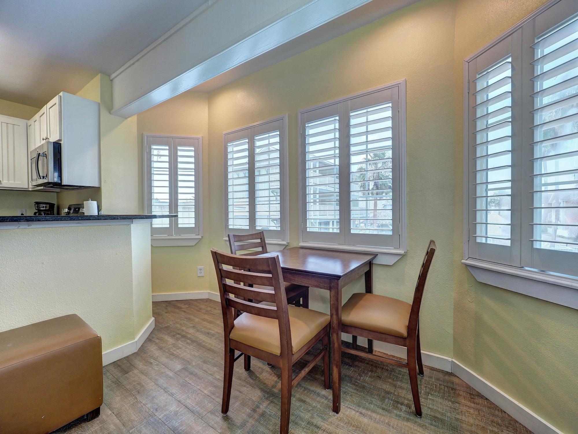 Restaurant Seashell Village Resort near the beach with kitchens