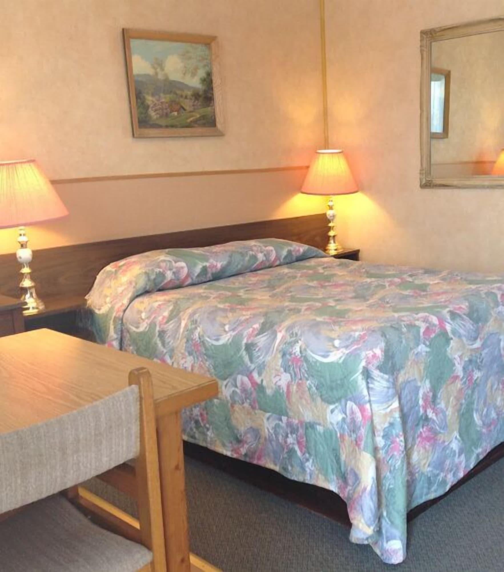 Varios Wanakena Motel