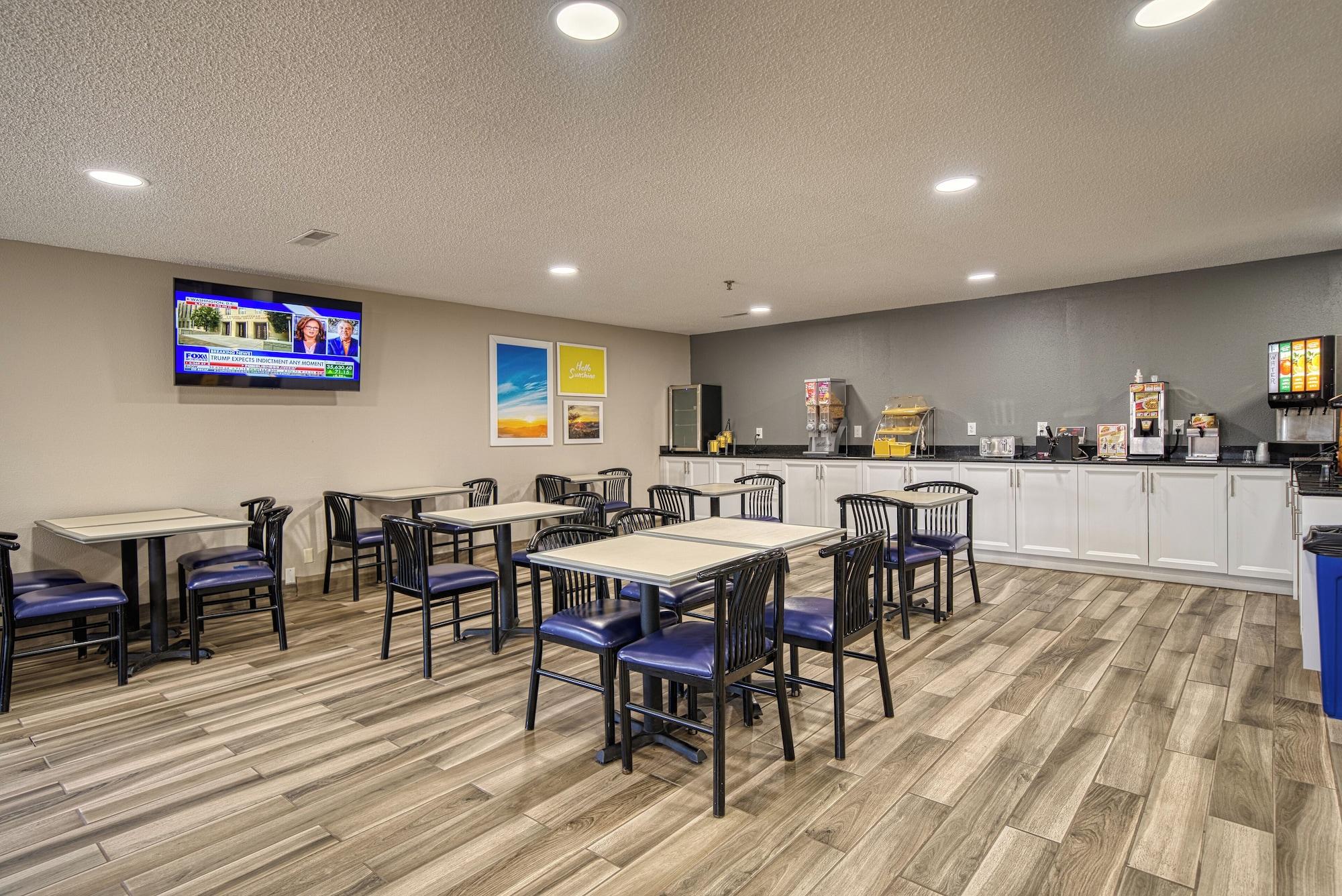 Restaurant Days Inn by Wyndham Sturgis