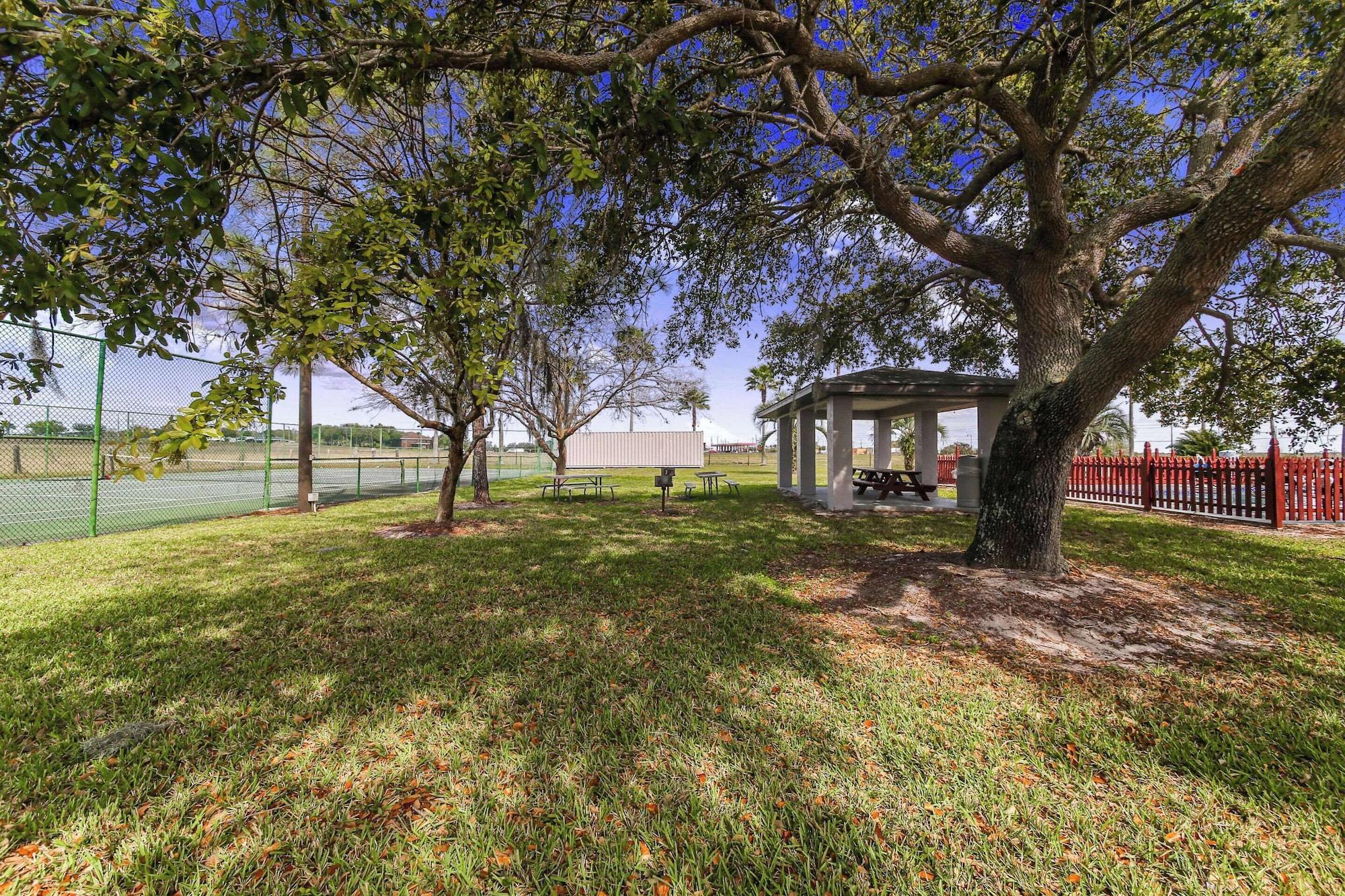 Vista Exterior Rodeway Inn & Suites Haines City - Winter Haven