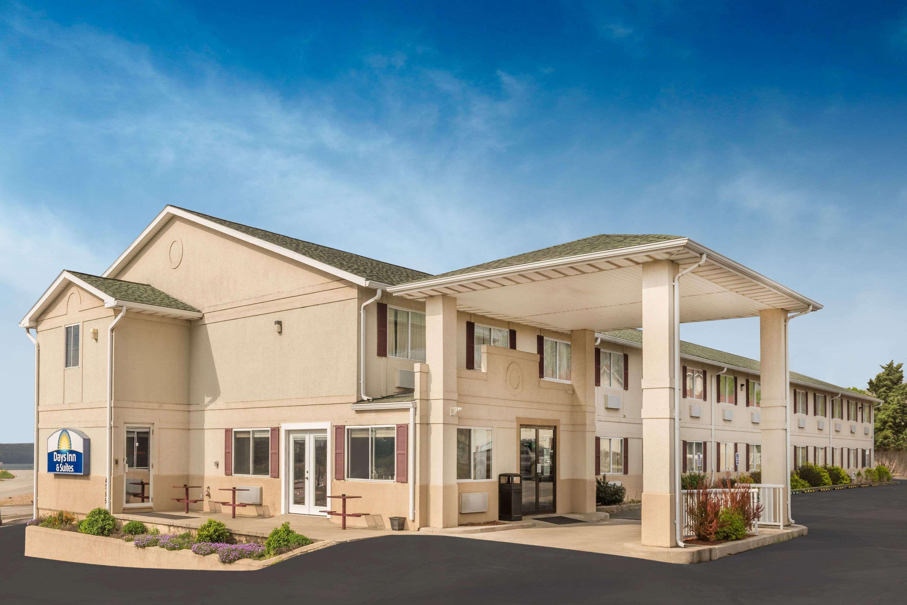 Vista Exterior Days Inn by Wyndham Osage Beach Lake of the Ozarks