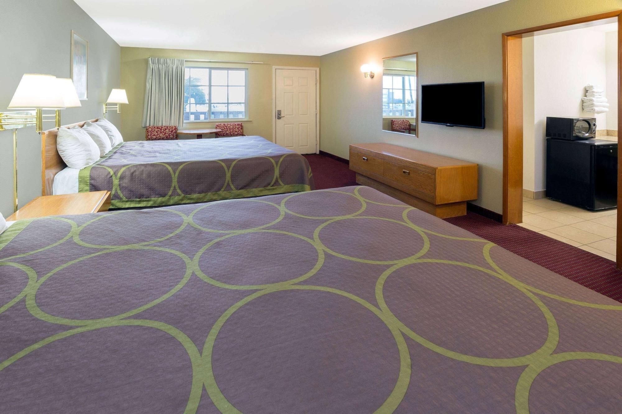 Varios Super 8 by Wyndham Crescent City