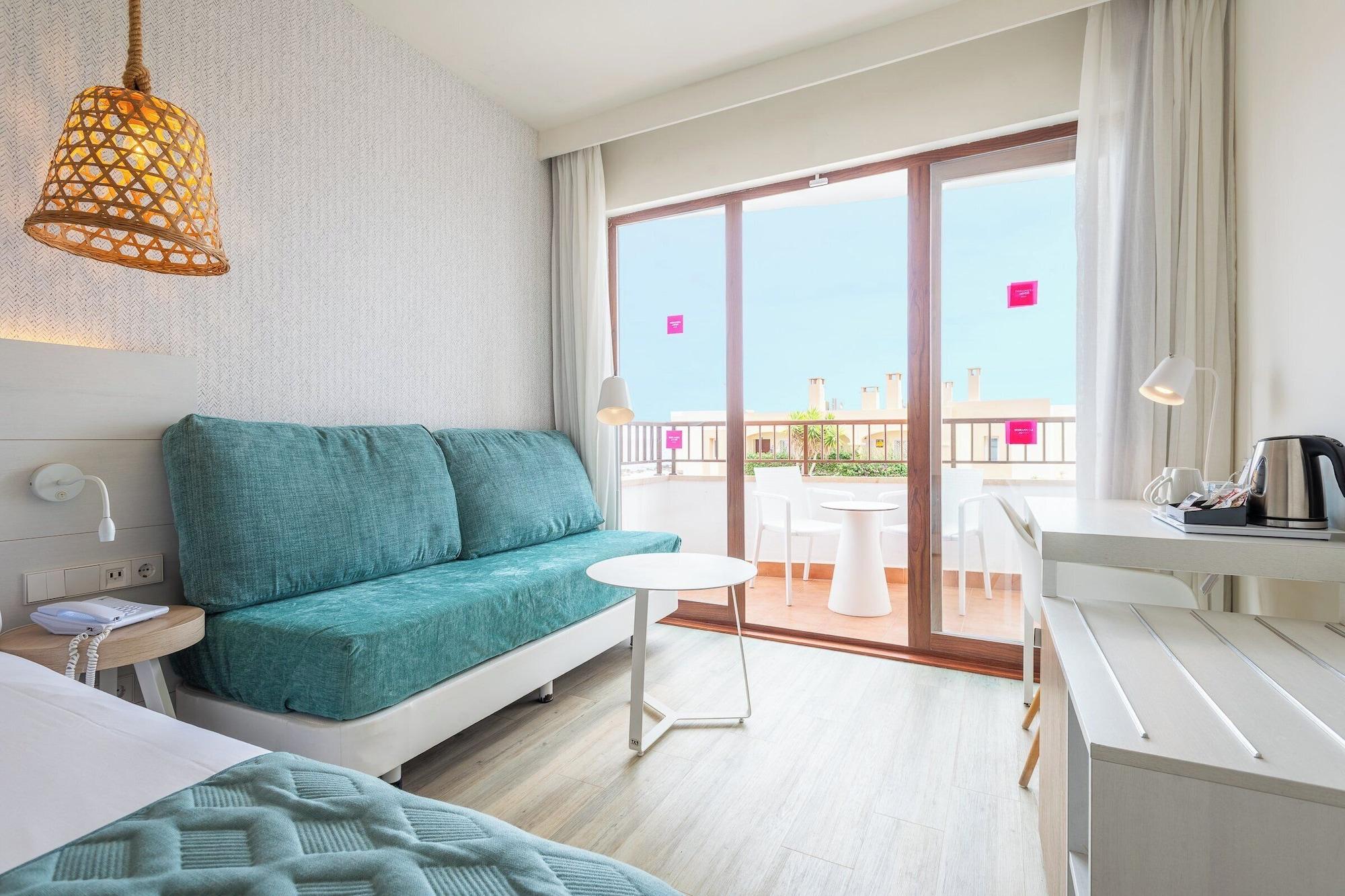 Habitación Leonardo Royal Ibiza Santa Eulalia