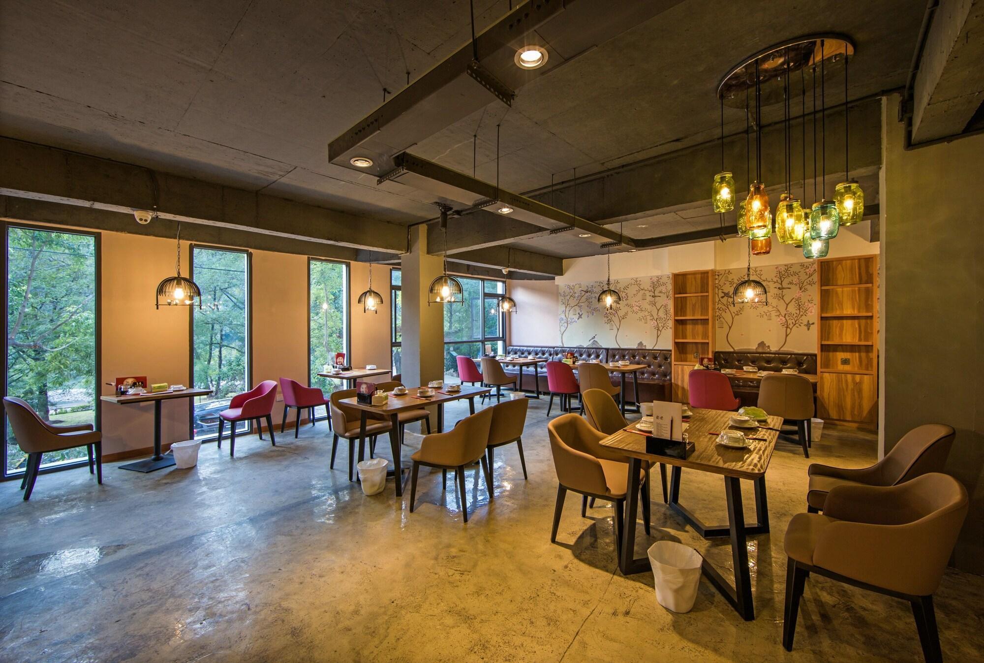 Restaurant Ancient Street No 5 Youth Chic Hotel