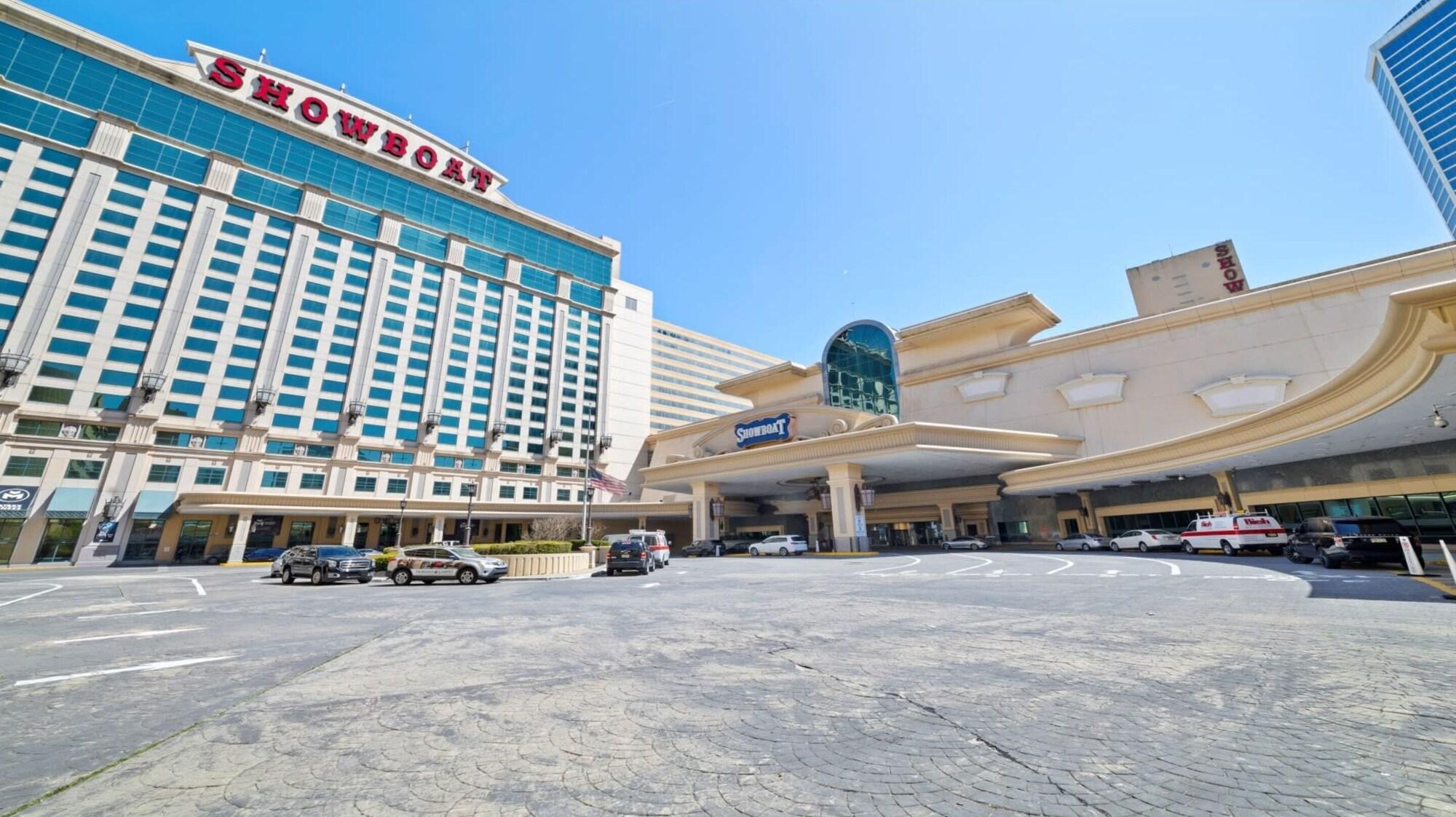 Vista Exterior CozySuites at Showboat