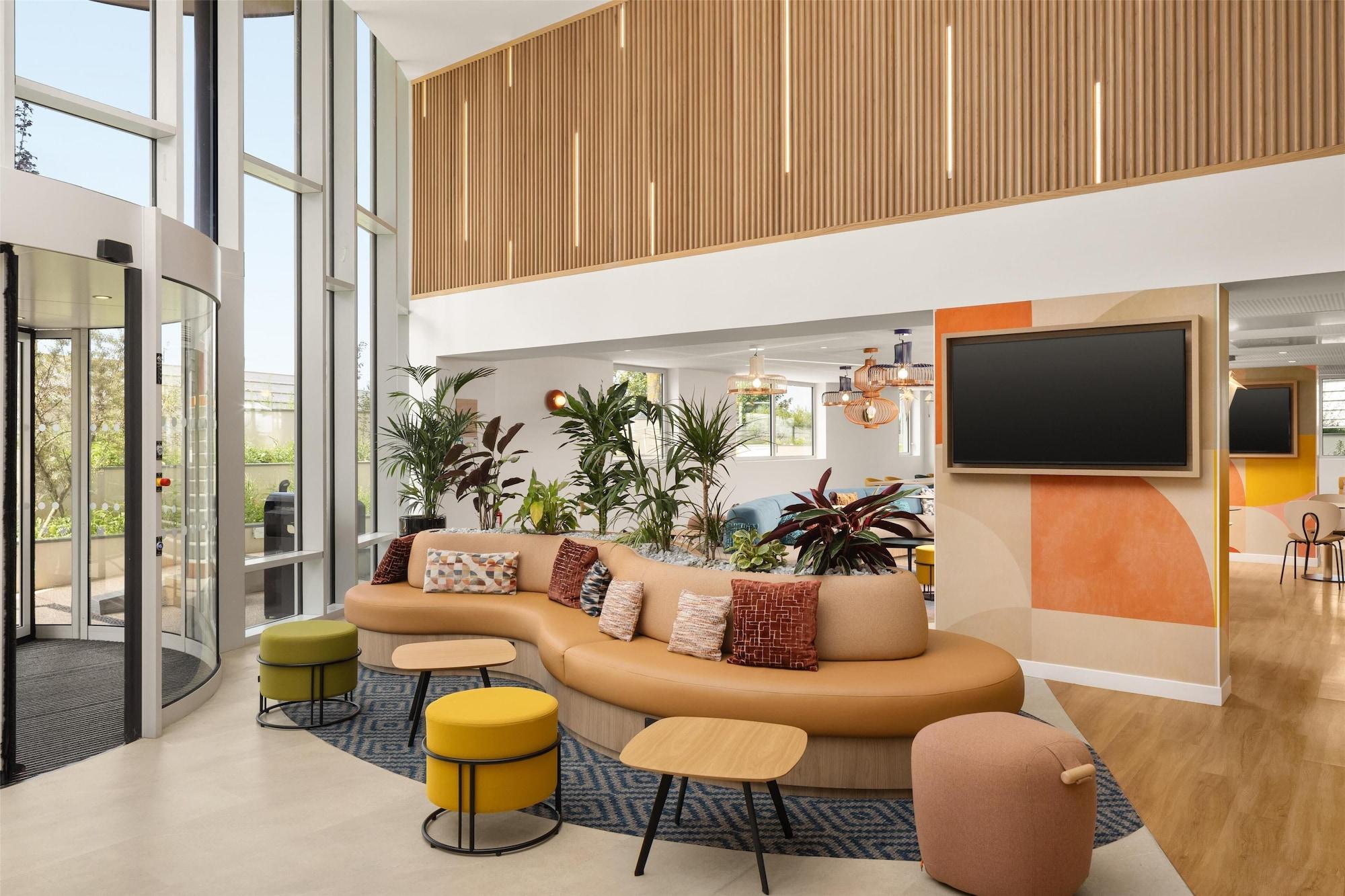 Vista Lobby Hampton By Hilton Paris Charles De Gaulle Airport