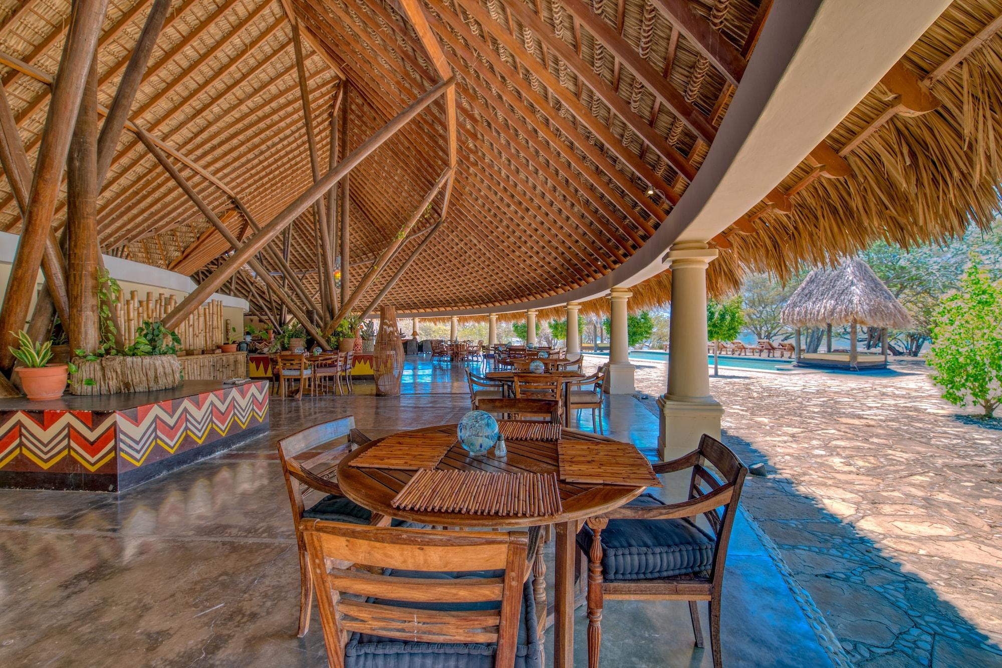 Restaurant Punta Teonoste Beach Resort