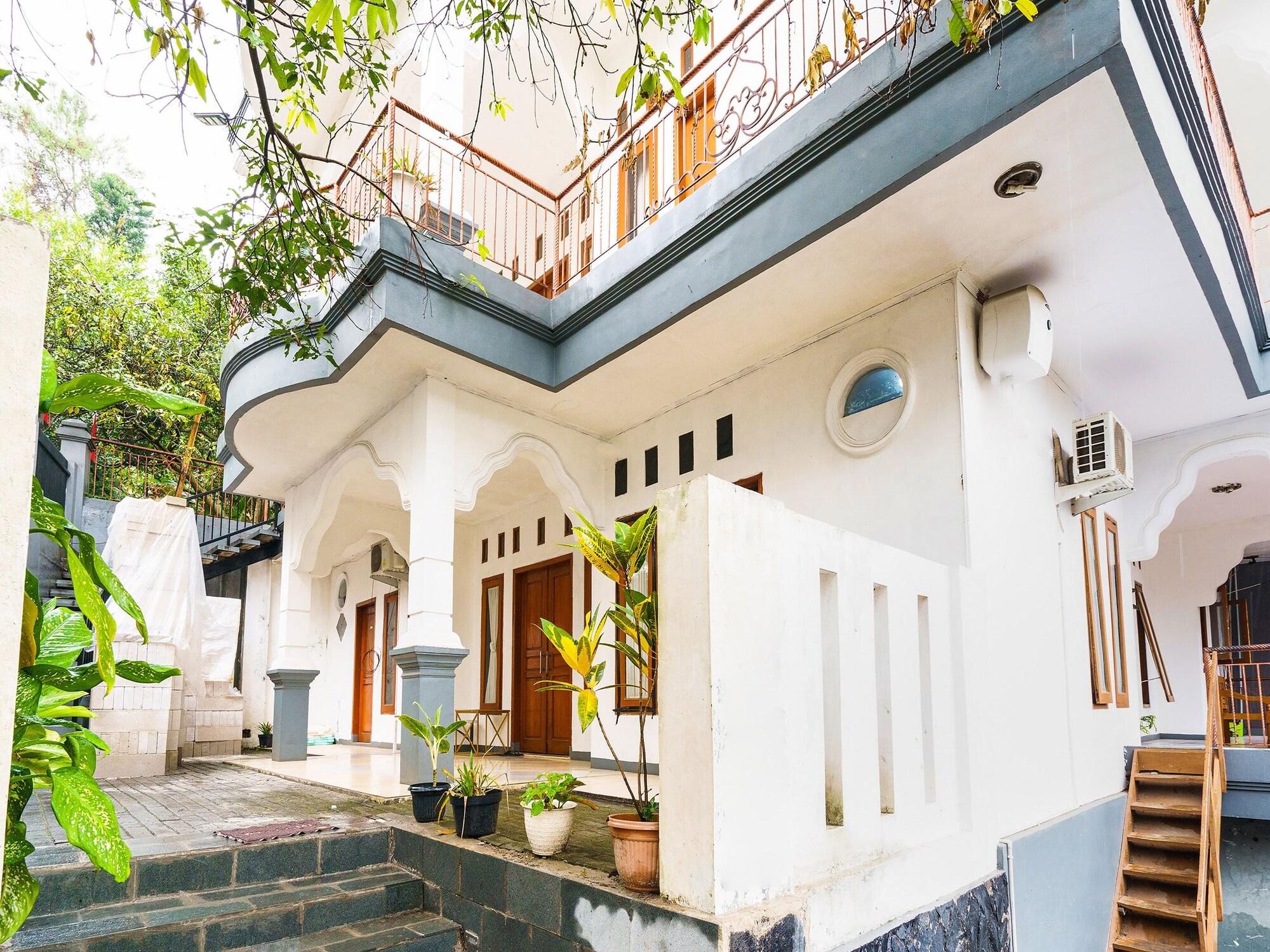 Vista Exterior OYO 91561 Gandhi Hotel NearRS Khusus Ginjal Ny. R.A. Habibie
