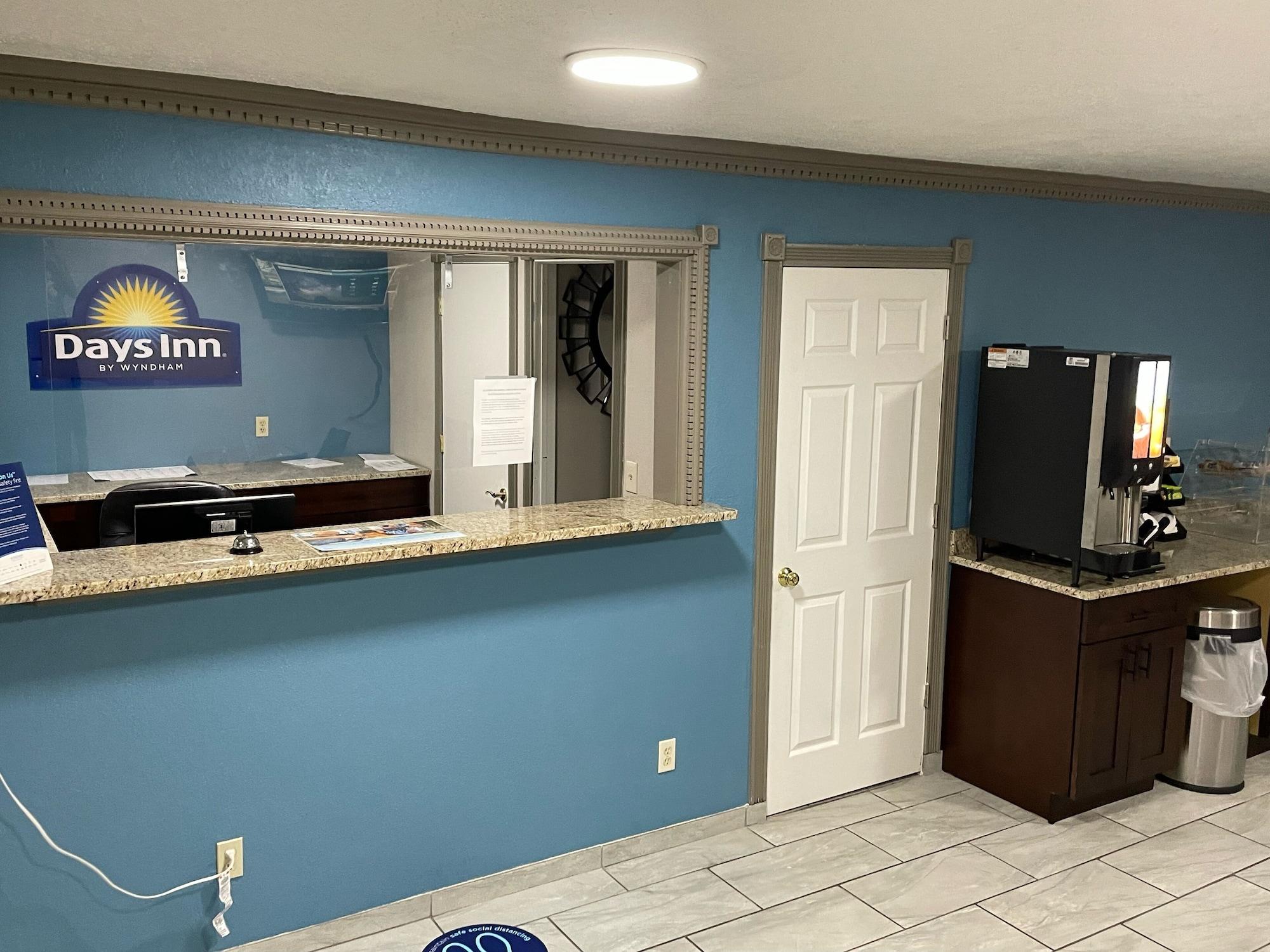 Vista Lobby Days Inn by Wyndham Pratt