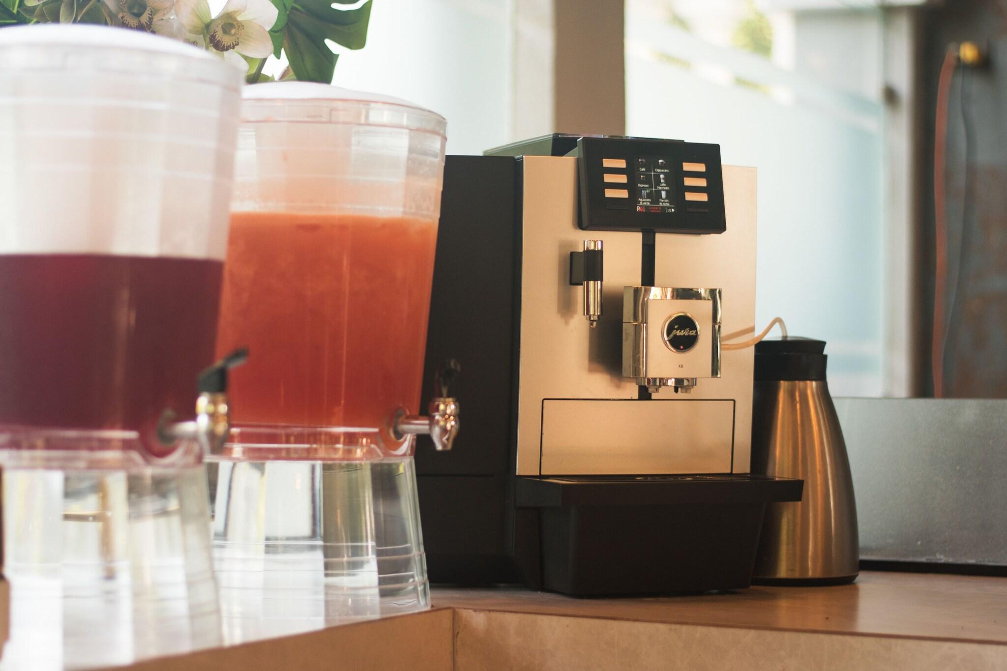 Bar/Salón Tifakara by the Waterfall