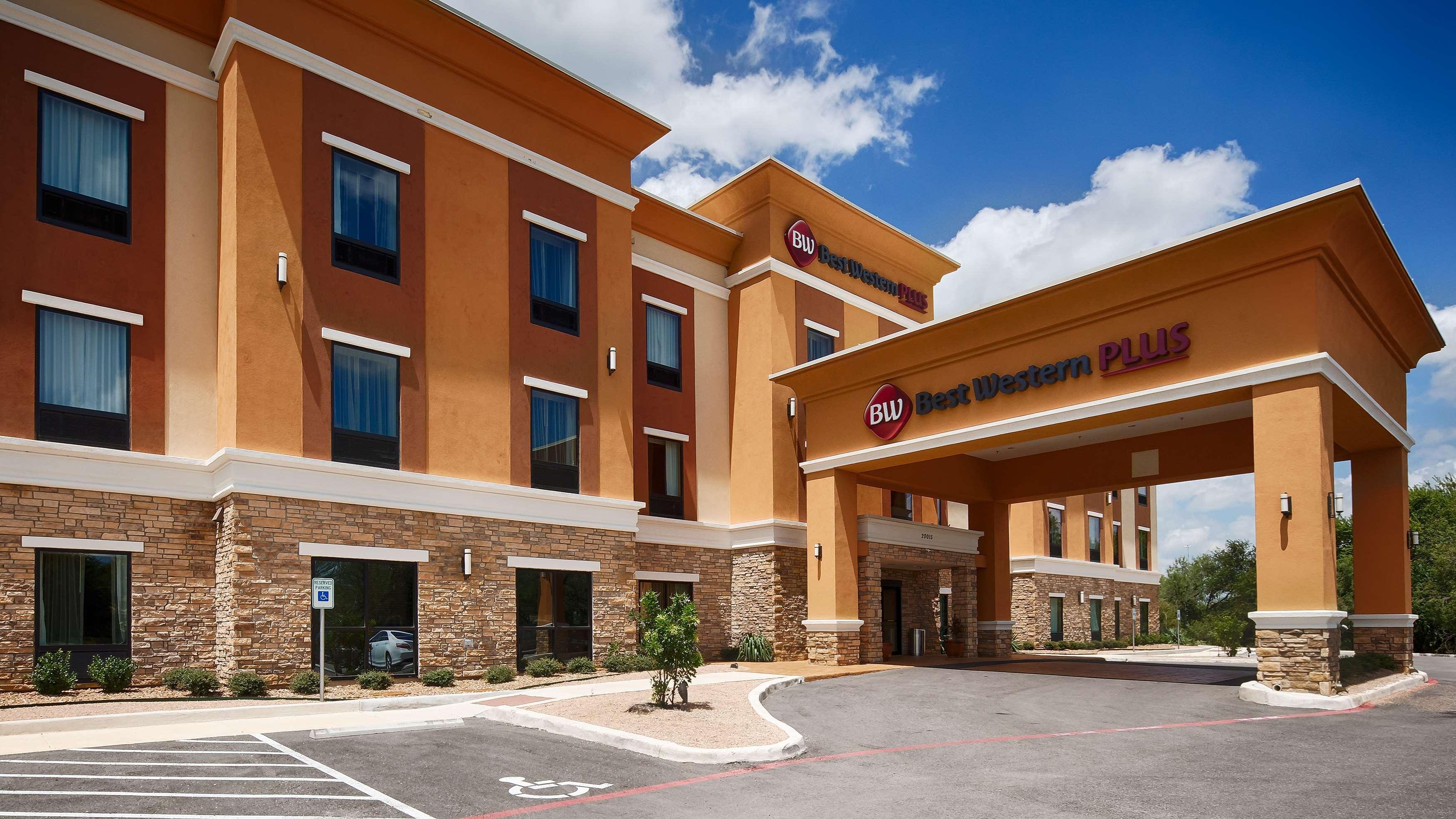 Vista Exterior Best Western Plus Elmendorf Hotel / San Antonio Hotel