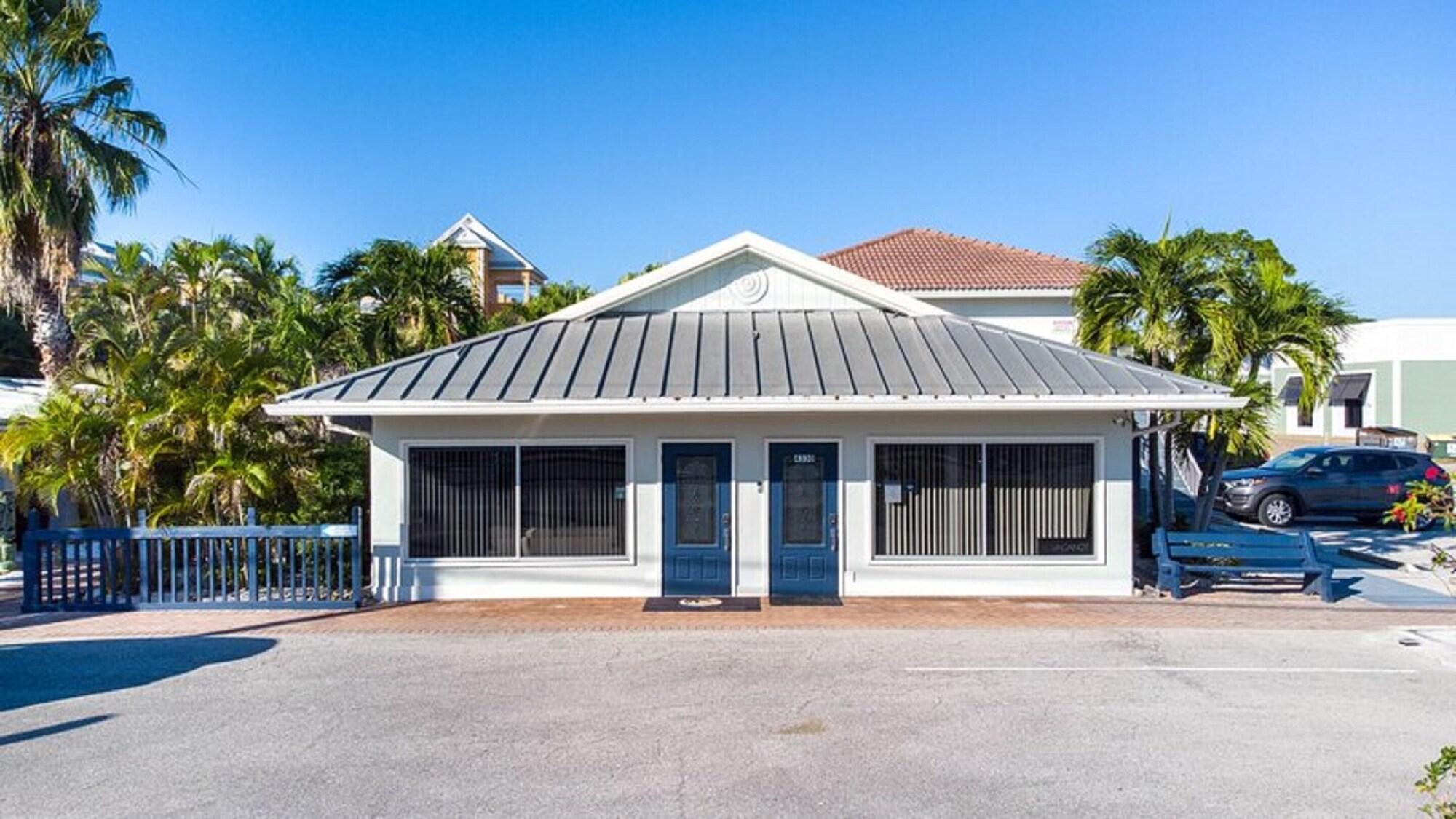 Vista Exterior Bonita Beach Inn and Suites