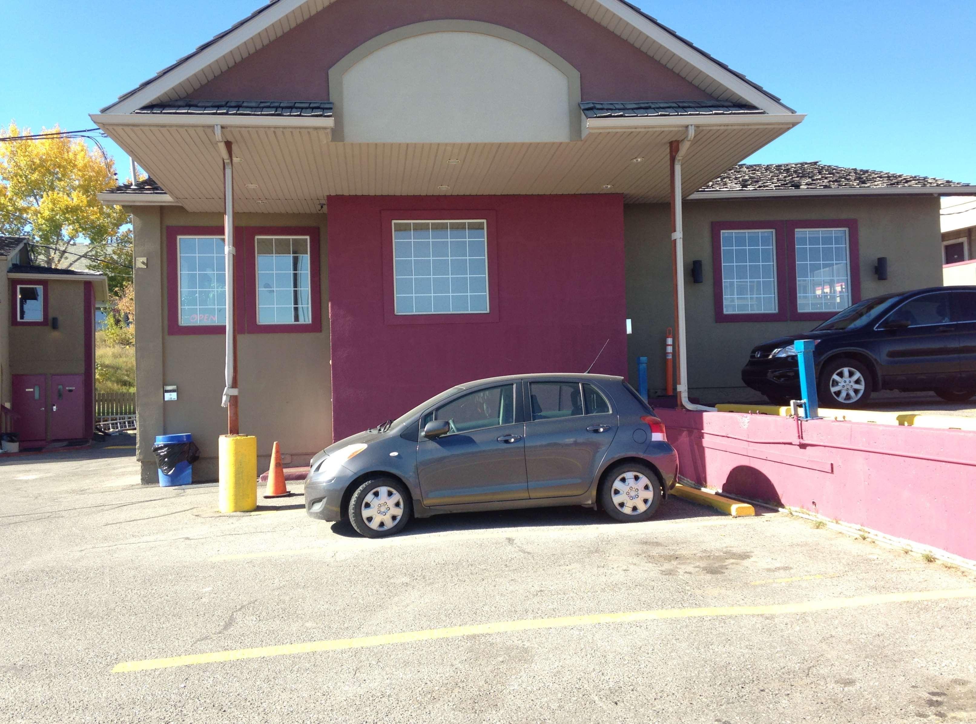 Vista Exterior Canadas Best Value Inn Calgary Chinook Station