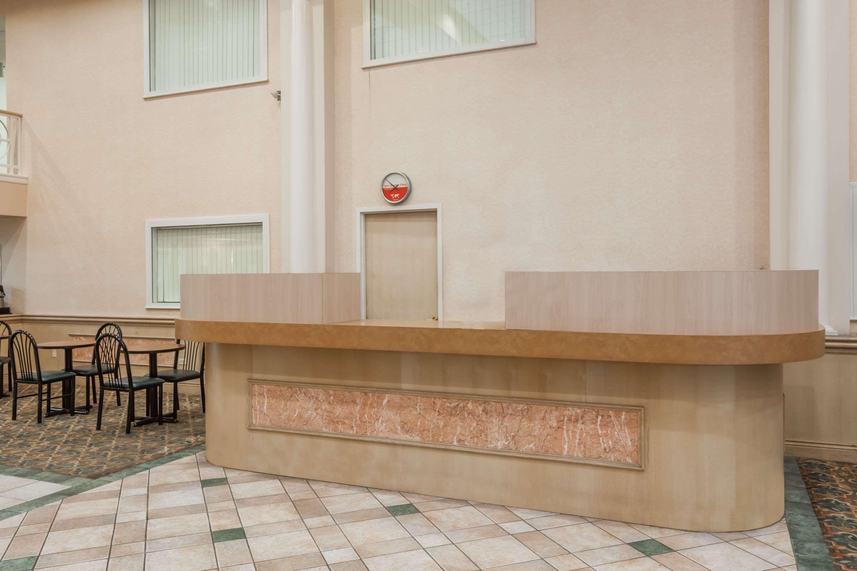 Vista Lobby Ramada Hotel & Conference Center by Wyndham Hammond