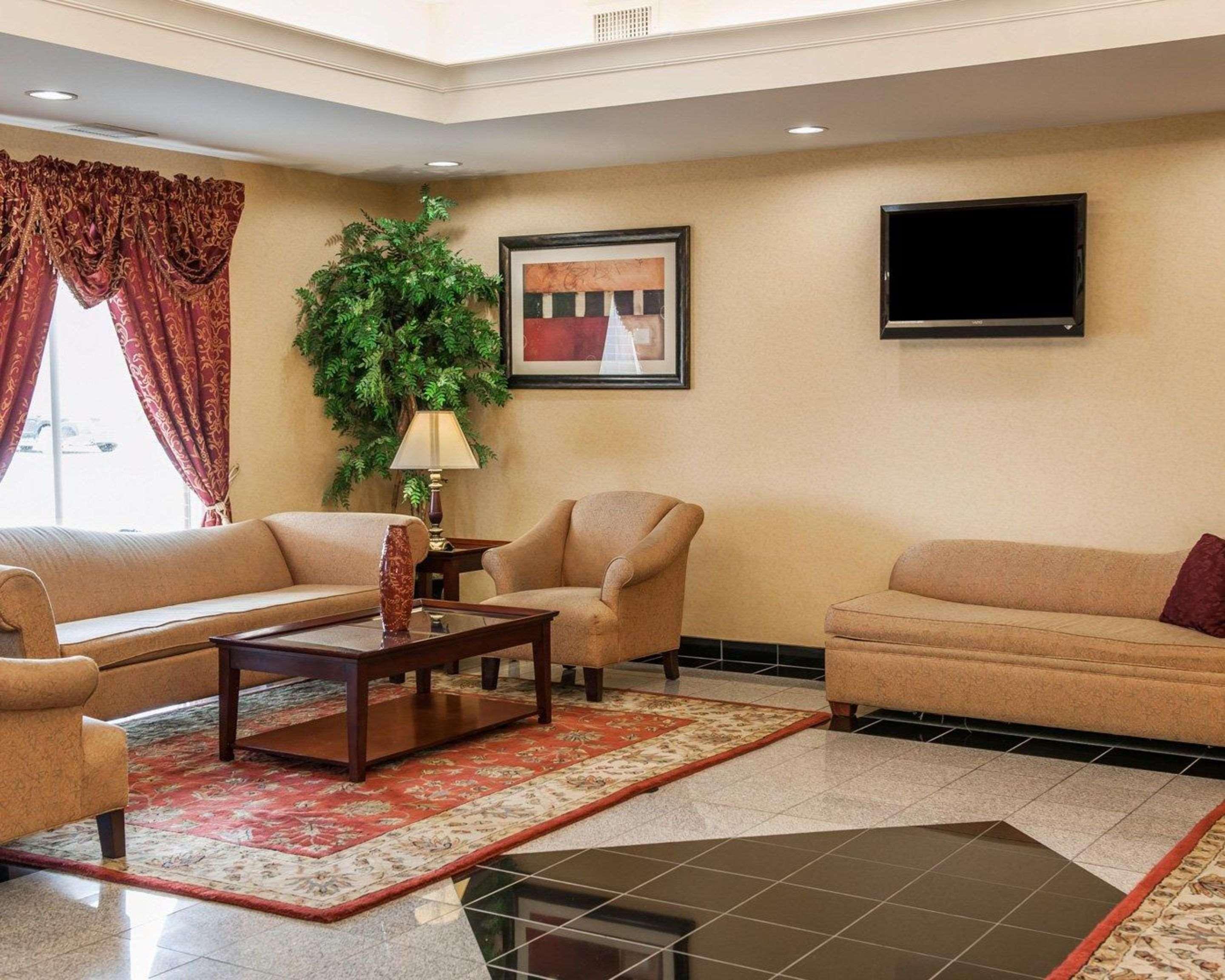Vista Lobby Comfort Suites near Indianapolis Airport