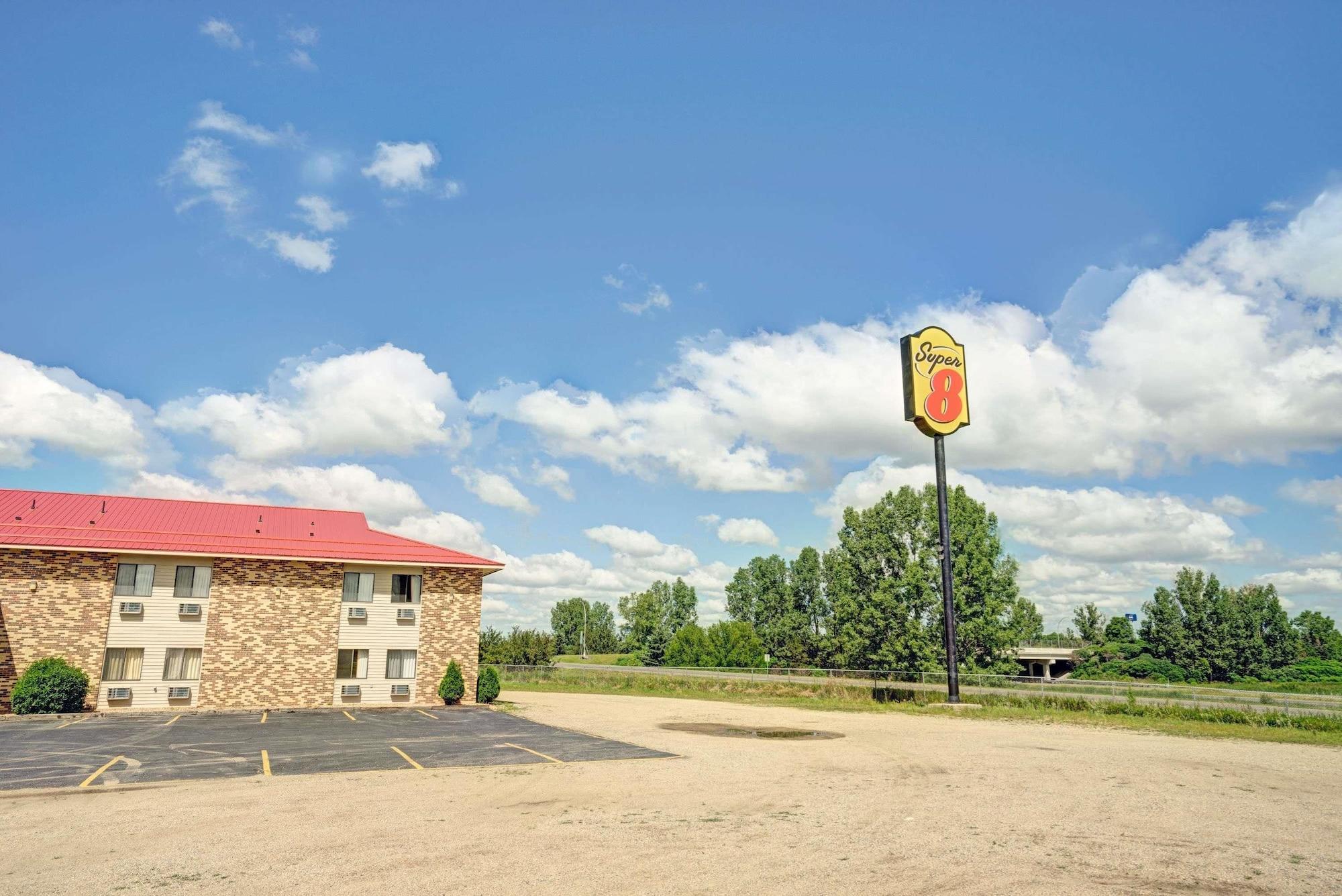 Vista Exterior Super 8 by Wyndham Melrose