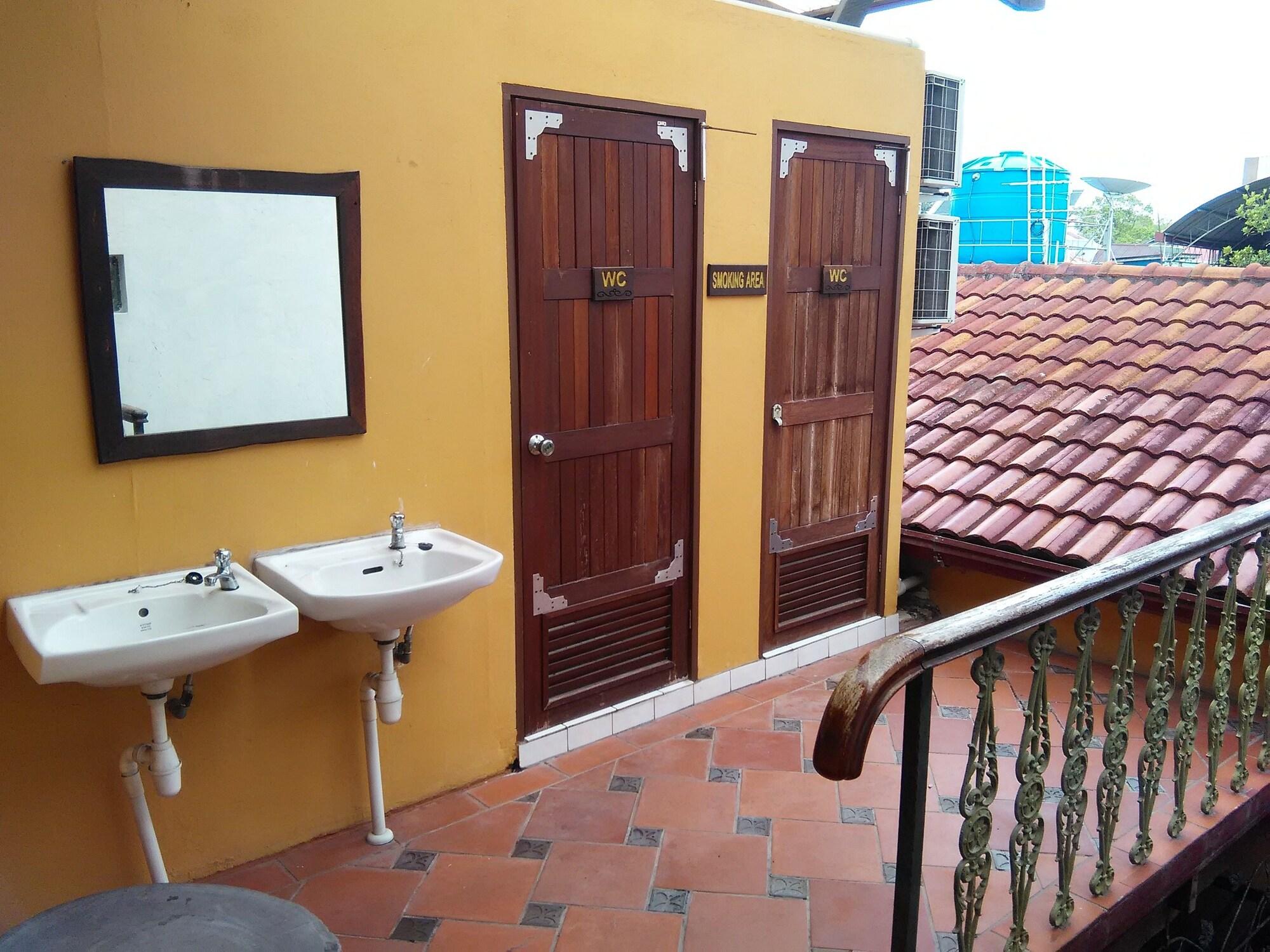 Vista Exterior Kuching Waterfront  Lodge