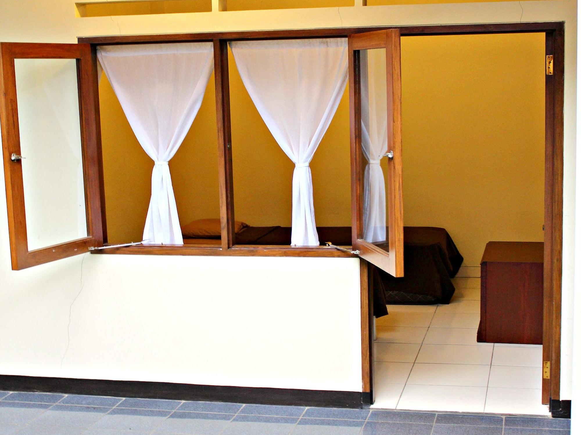 Habitación De Orange Pasteur Guest House by HouseinBandung