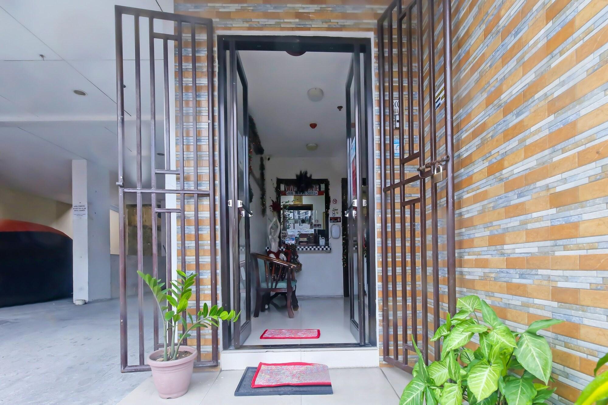 Vista Exterior OYO 896 Silverio Suites