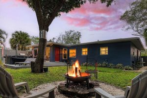 Renta temporal - Hot Tub, Firepit, Deck | 10mins to Beach | Middle Terrace Cottage by AvantStay