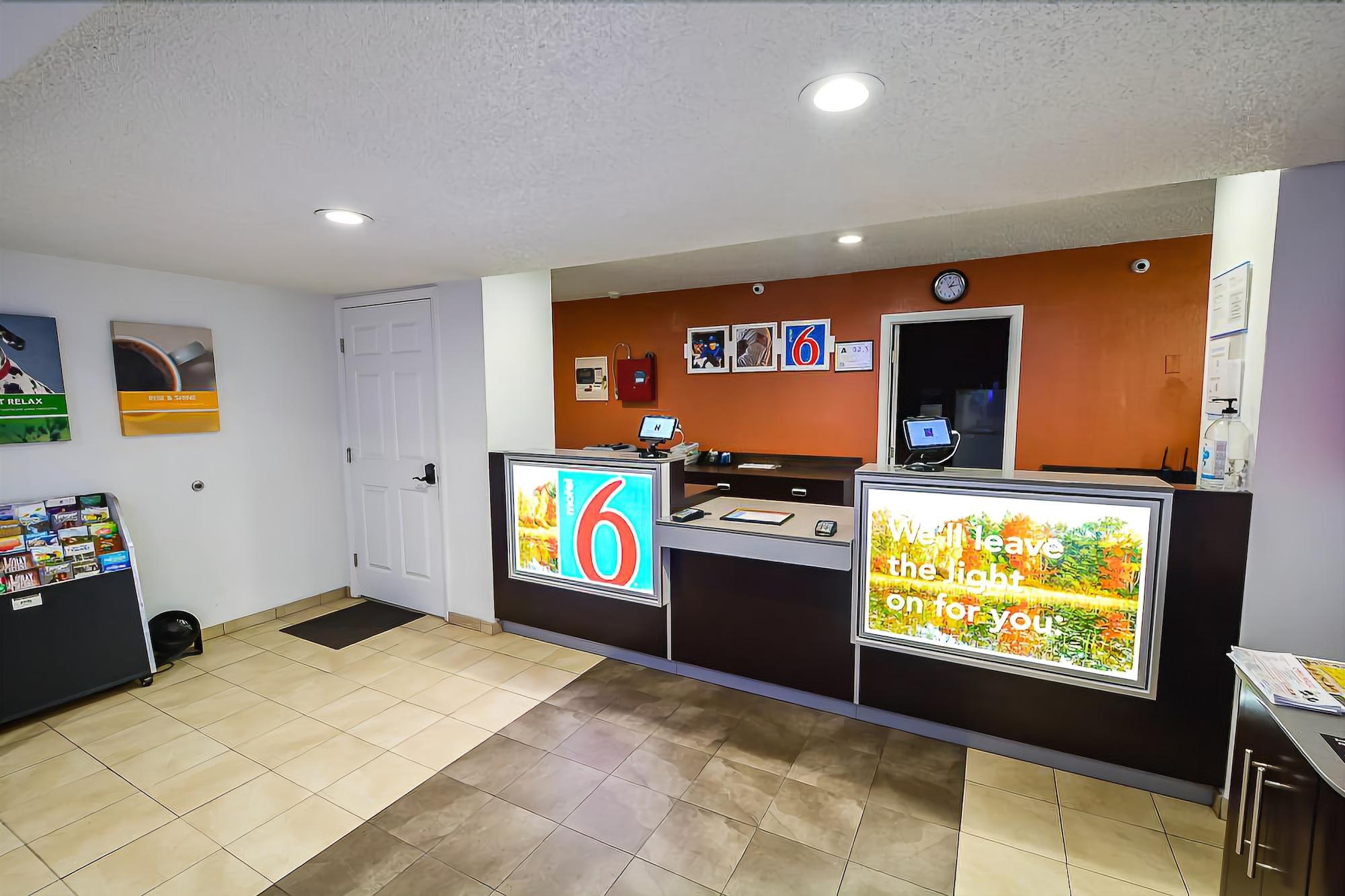 Vista Lobby Motel 6 Greensboro, NC - Airport