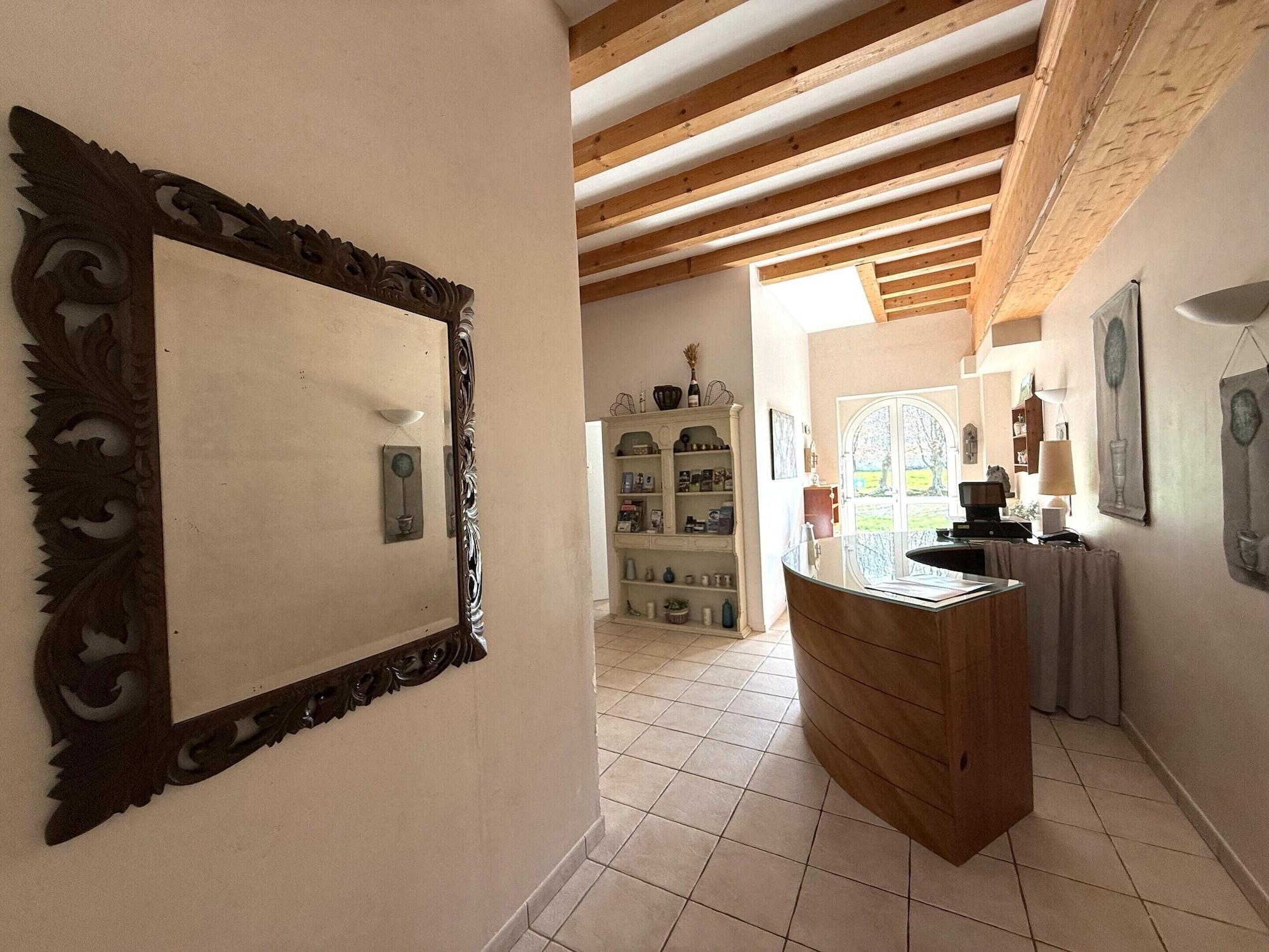 Vista Lobby Aux Ecuries du Château