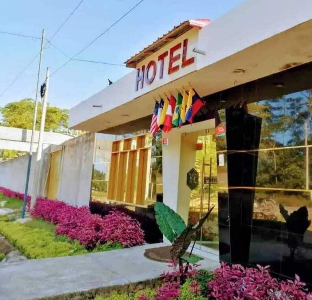 Varios Hotel Embassy Suites