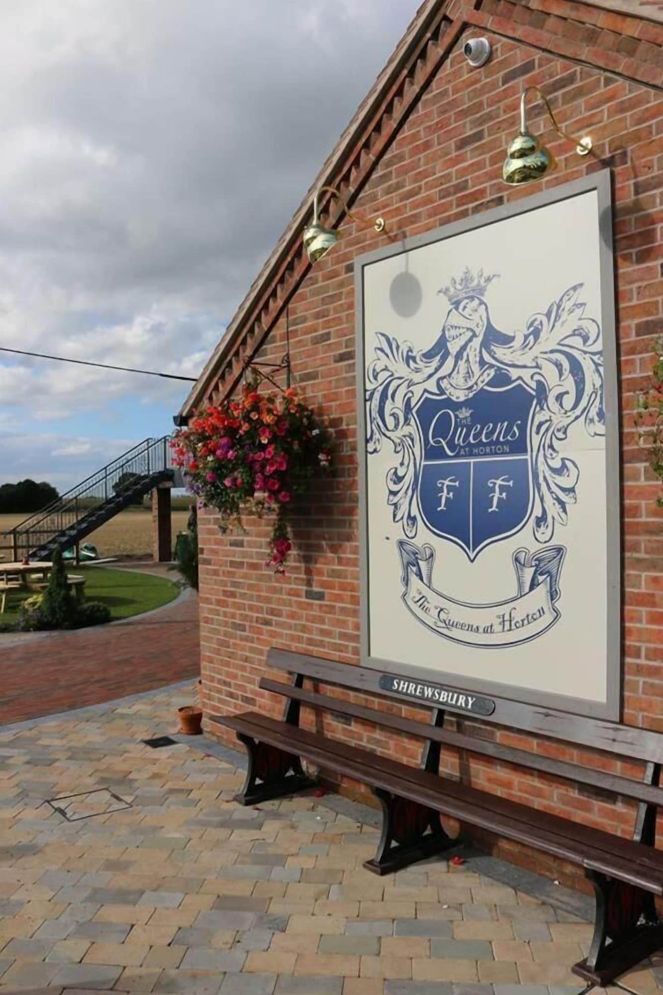 Vista Exterior The Queens at Horton