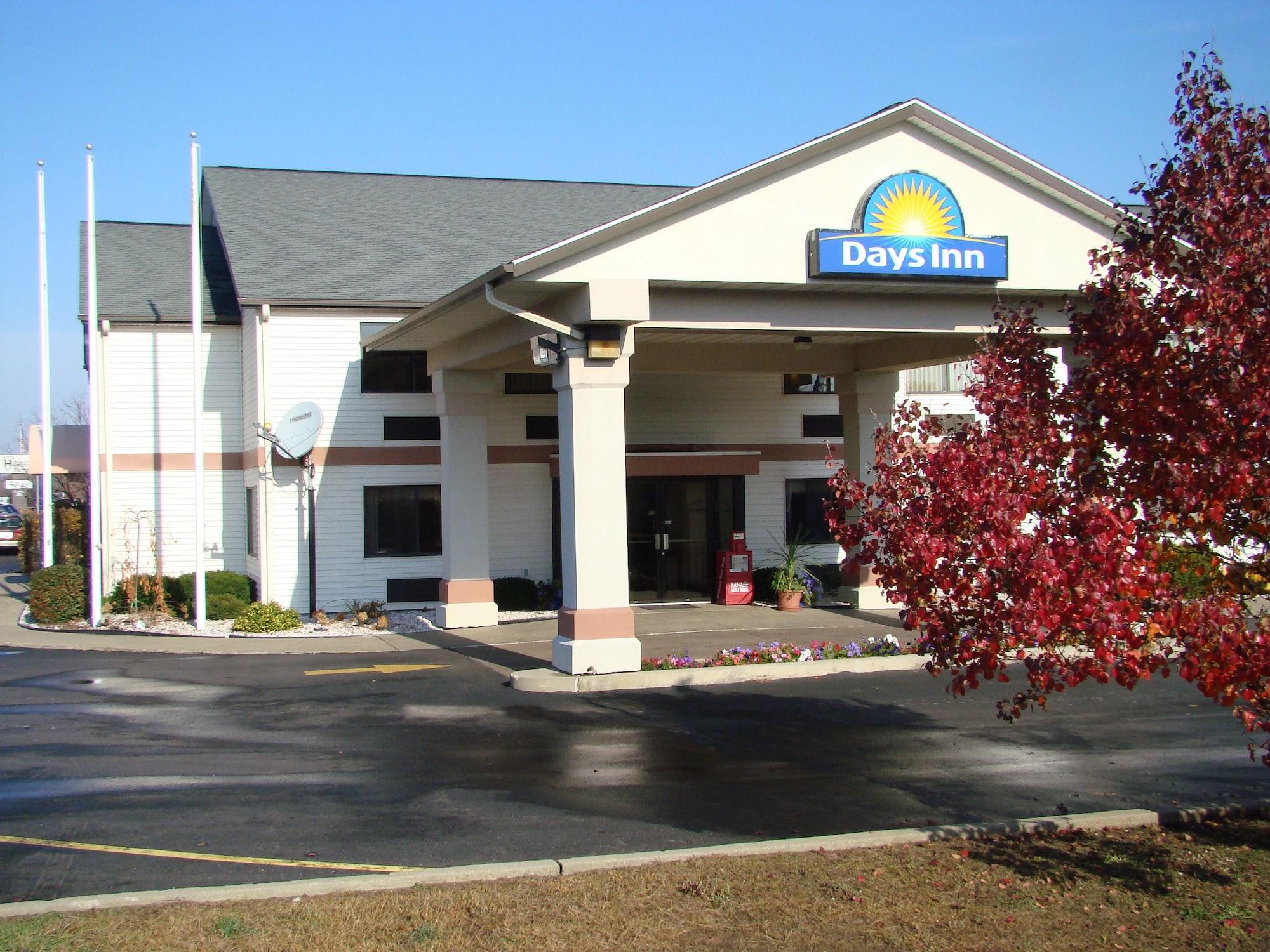 Vista Exterior Days Inn by Wyndham Hillsdale
