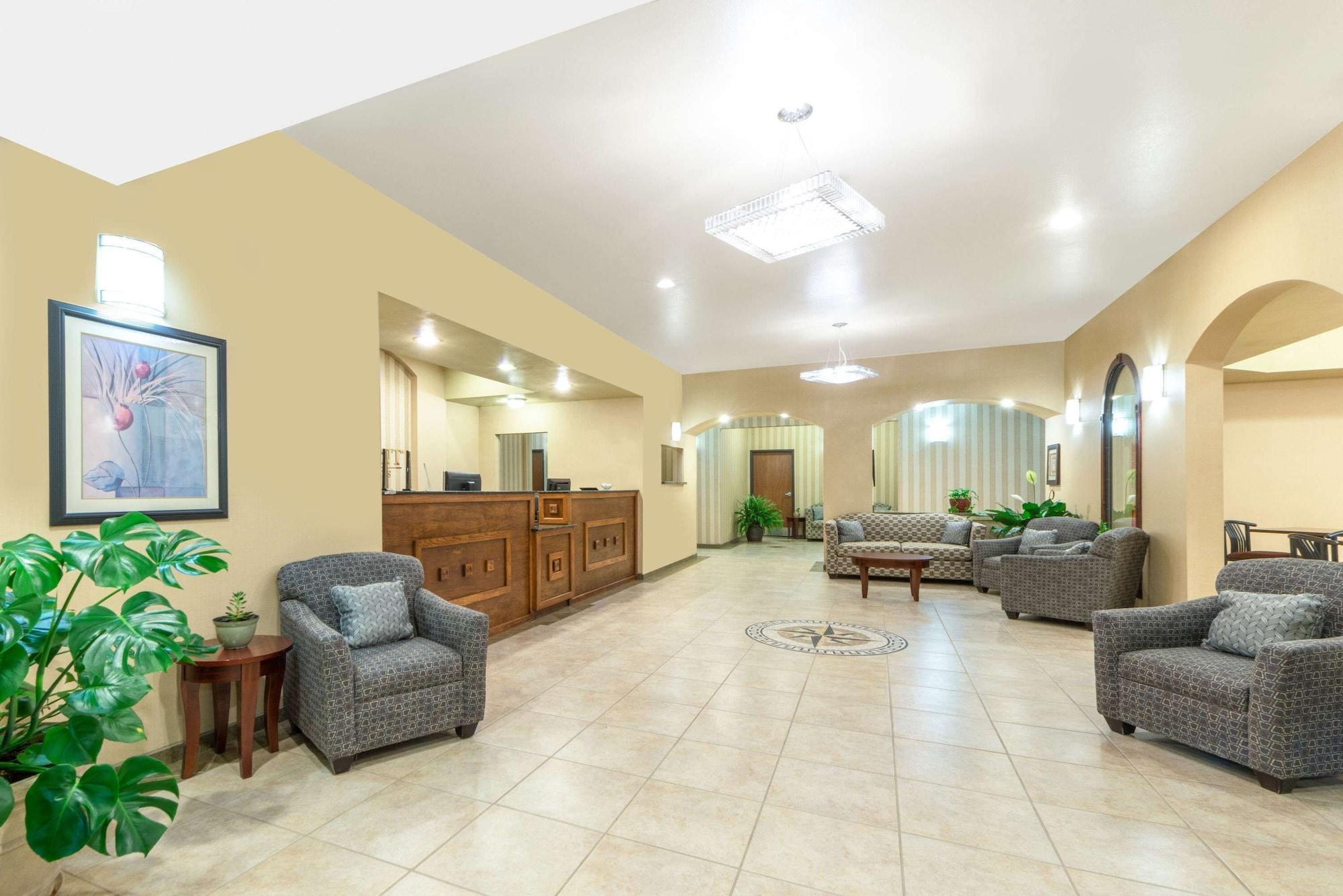 Vista Lobby Baymont by Wyndham Perryton