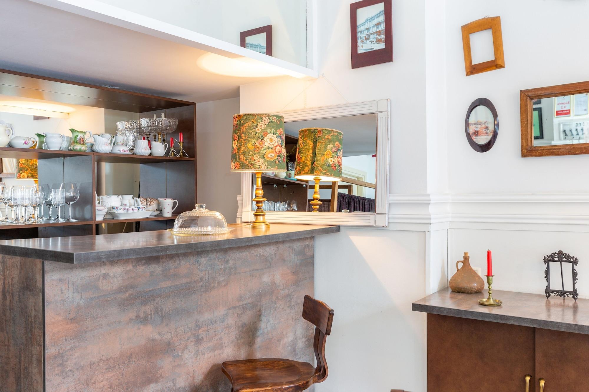 Bar/Salón Hotel N16