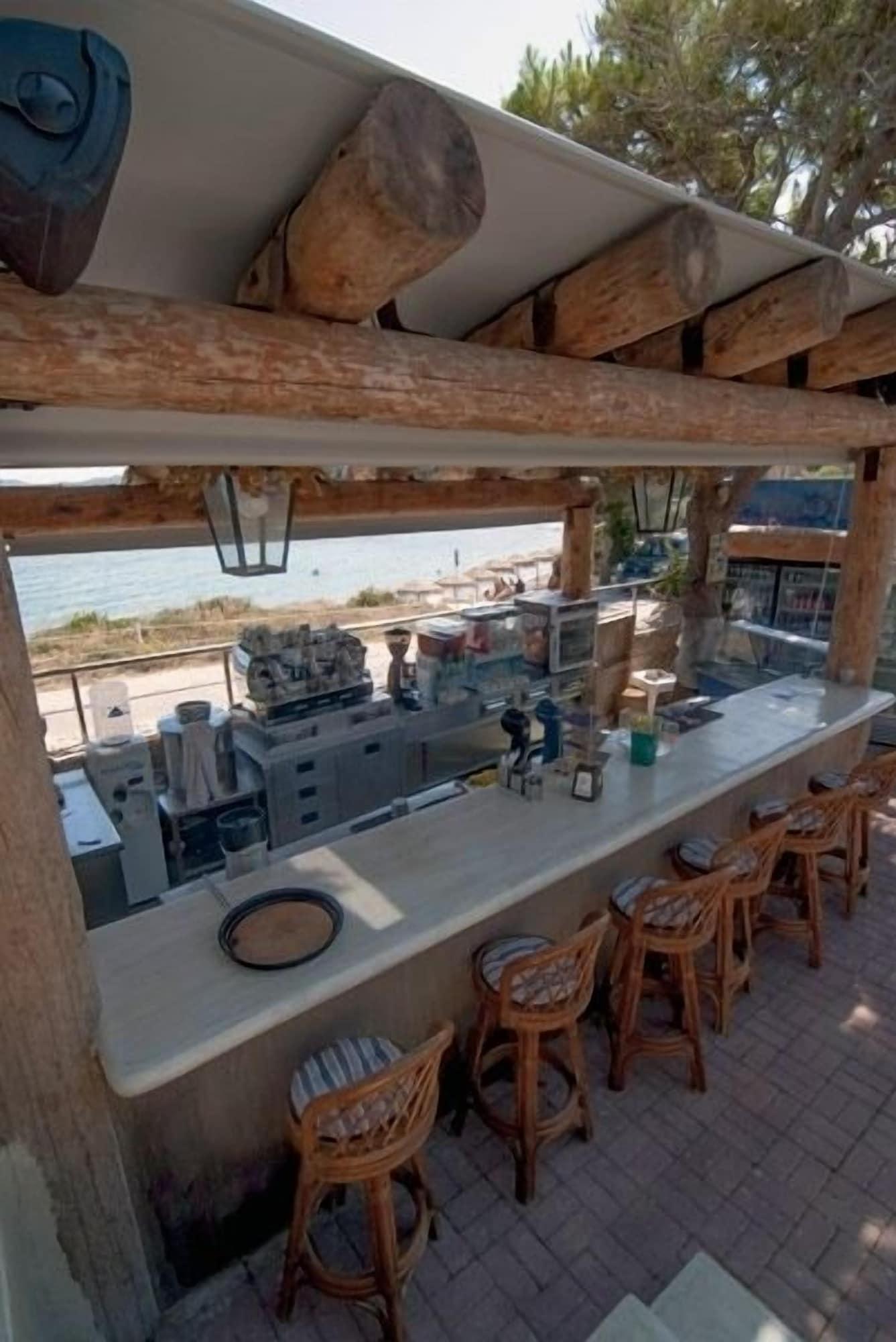 Bar/Salón Epavlis Resort