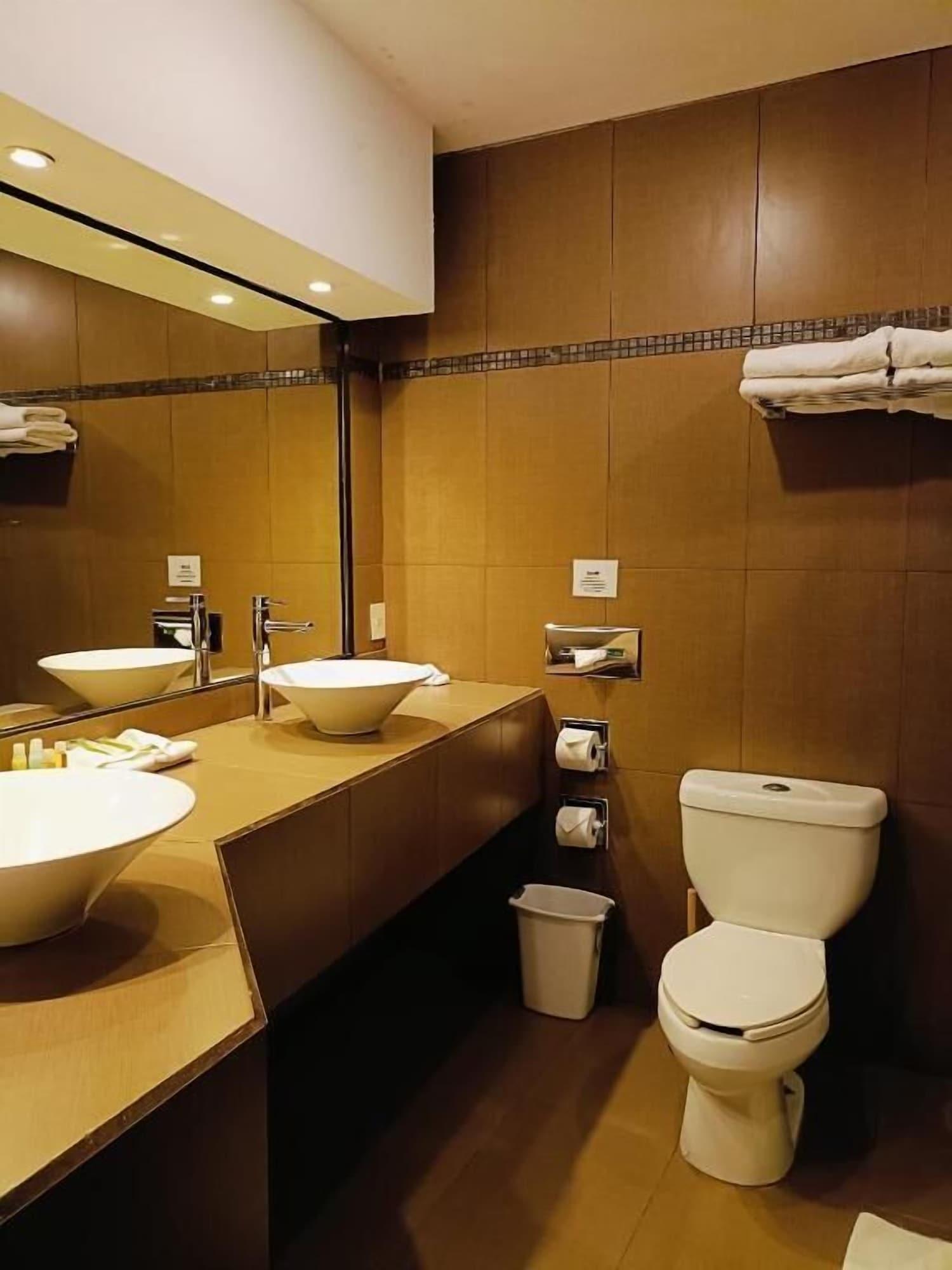 Equipamiento de Habitación Hotel & Suites Virreynal