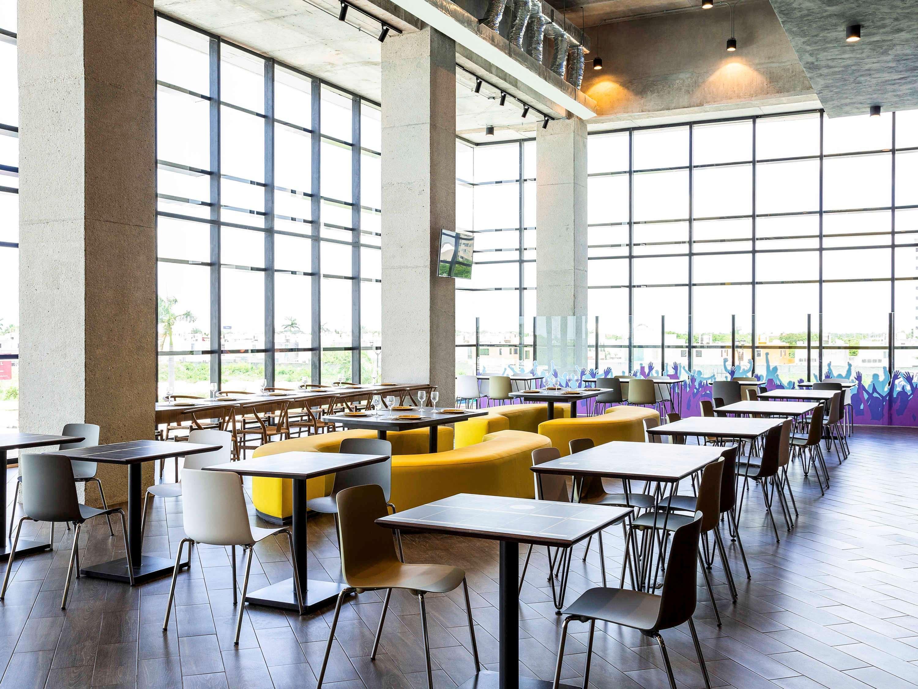 Bar/Salón ibis Styles Merida Galerias