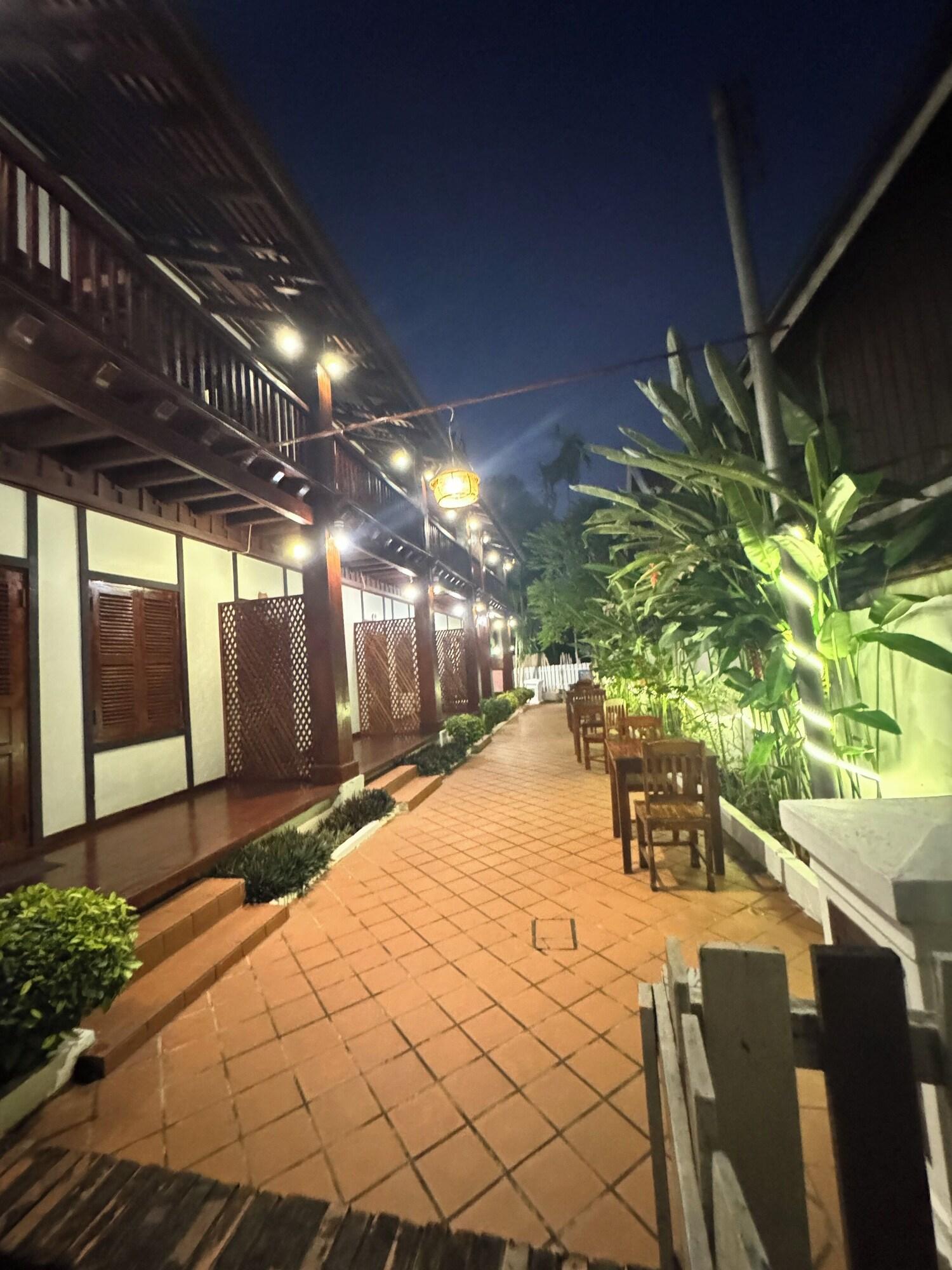 Varios Villa Kee Lee Hotel