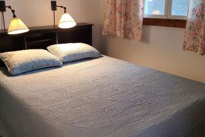 Alquiler Vacacional - Lakefront Rustic 1930s dog friendly Cabin w/lg screened porch near Lake George