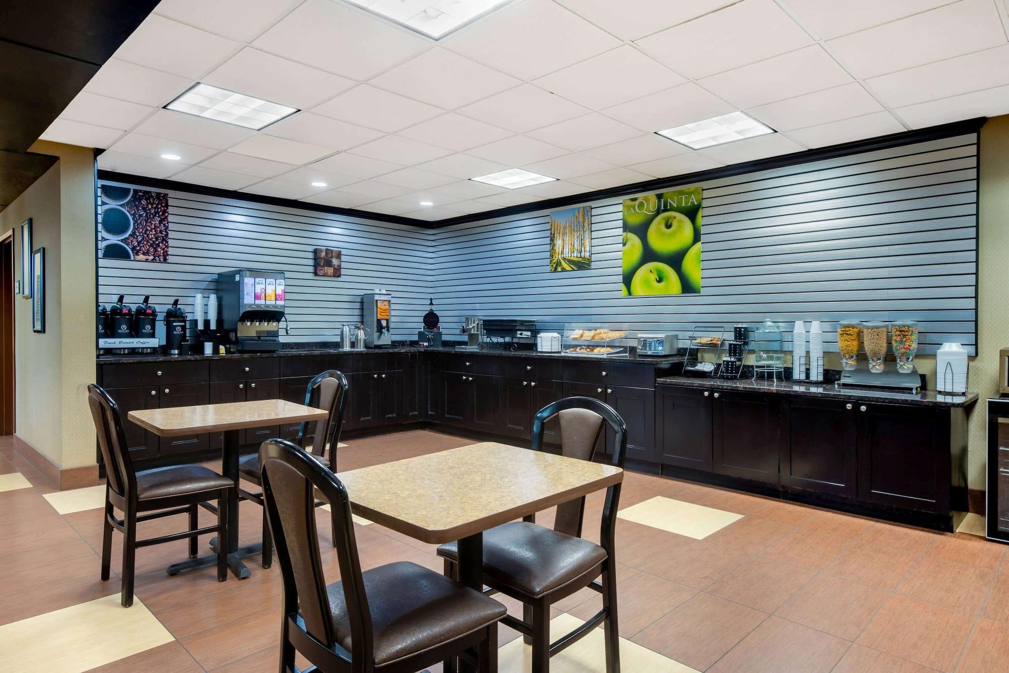 Restaurant La Quinta Inn by Wyndham West Long Branch/NJ Shore Area