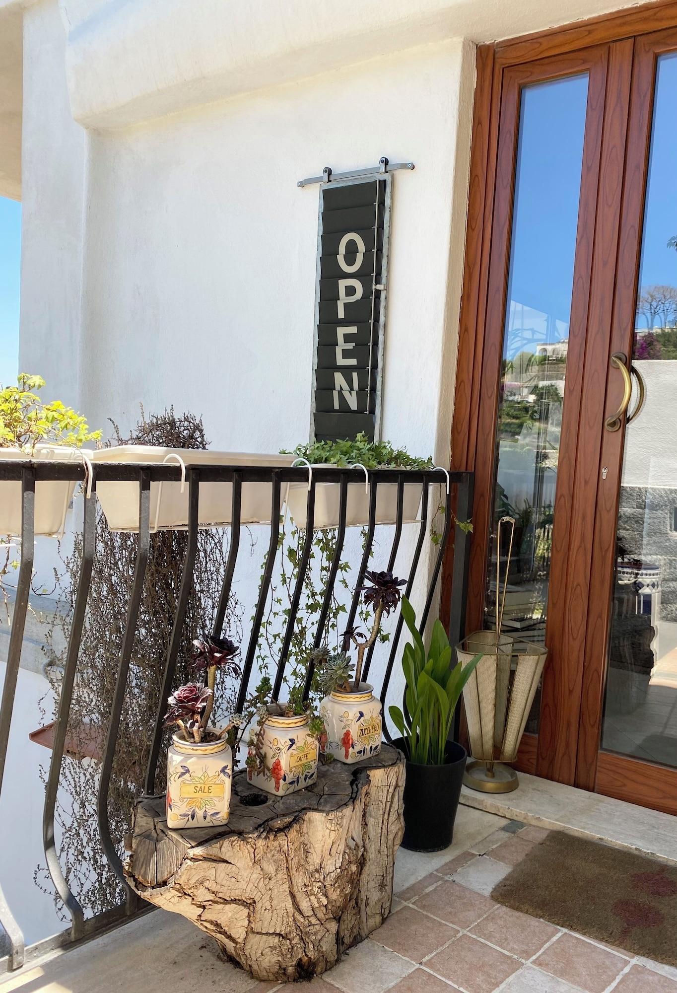 Vista Lobby Black Market Hotel