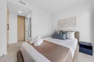 Alquiler Vacacional - Sleek 1-BR & Den in Central Downtown