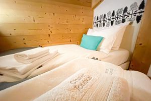 Alquiler Vacacional - Detached chalet, 4/5 bedrooms, hot tub, sauna, large flat garden, solar panels