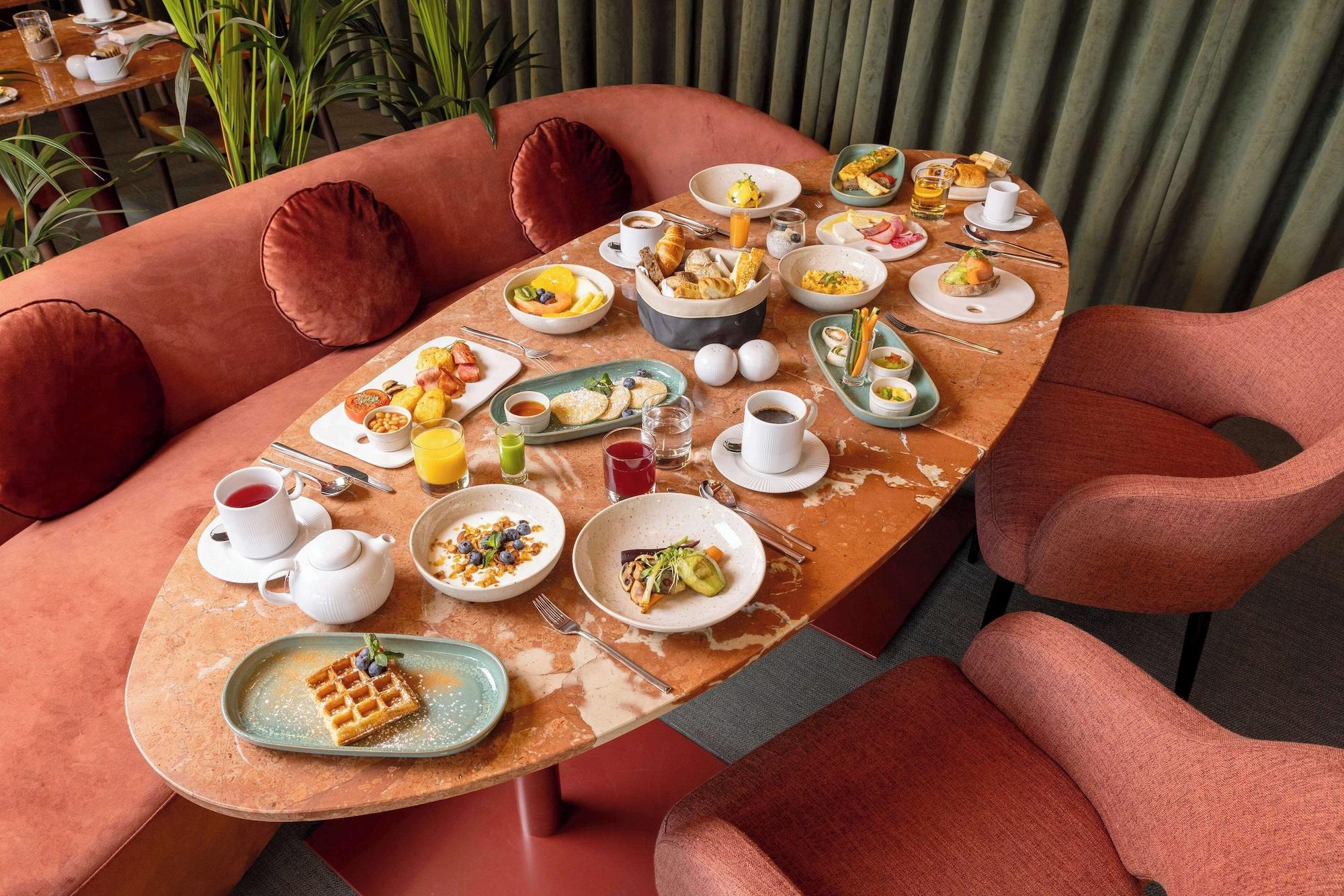 Restaurant Cenica Porto Hotel, Curio Collection by Hilton