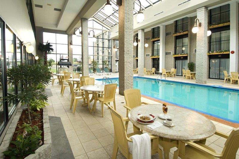 Vista Piscina Best Western Hotel Universel Drummondville