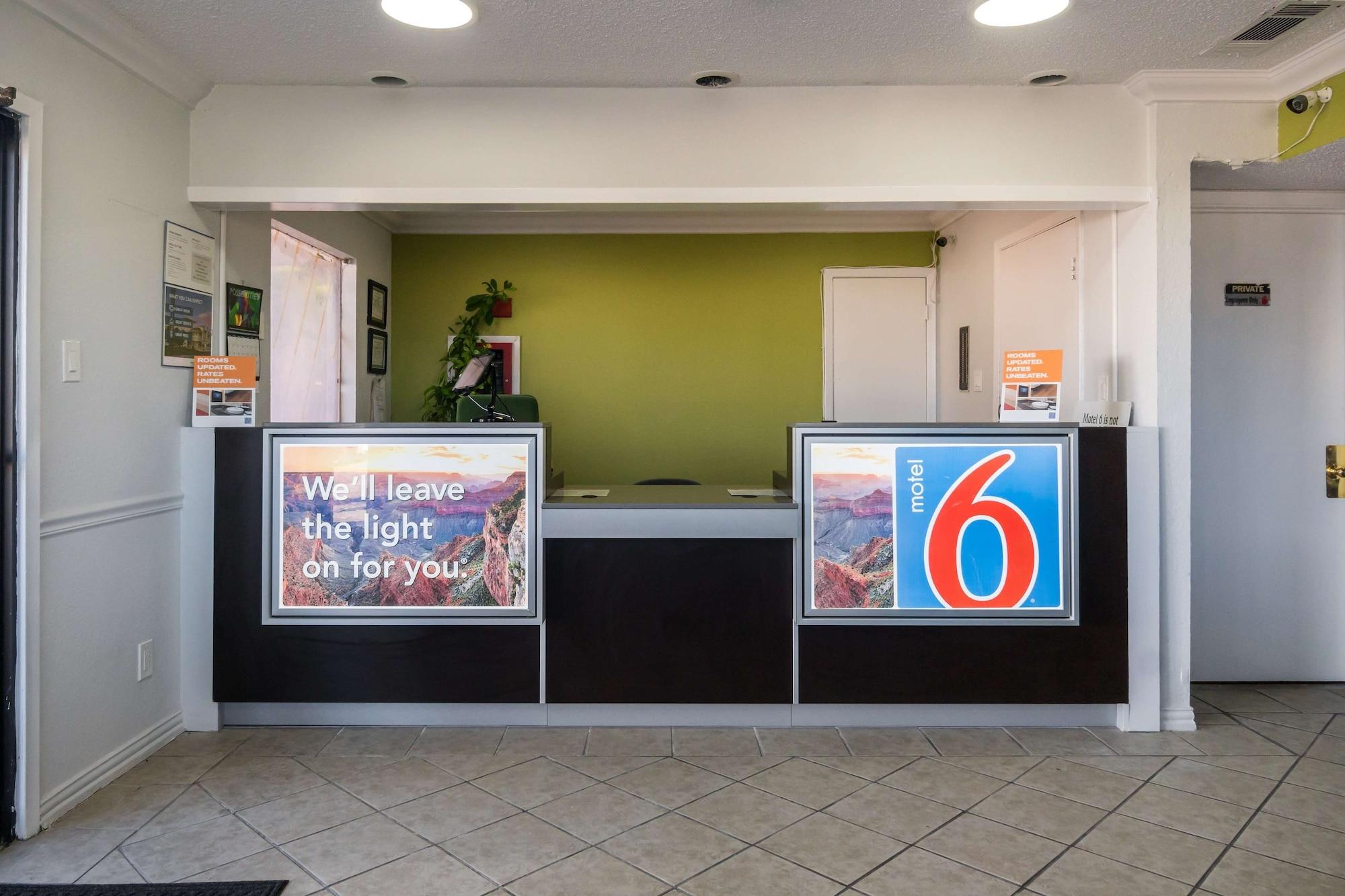 Vista Lobby Motel 6 Irving, TX - Loop 12