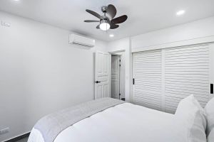 Renta Vacacional - Modern Split-Level 2-Bedroom Condo with Pools, Terrace & Easy Beach Access