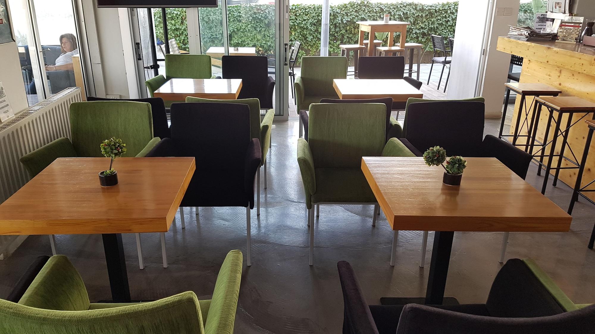 Bar/Salón Alora Apartments