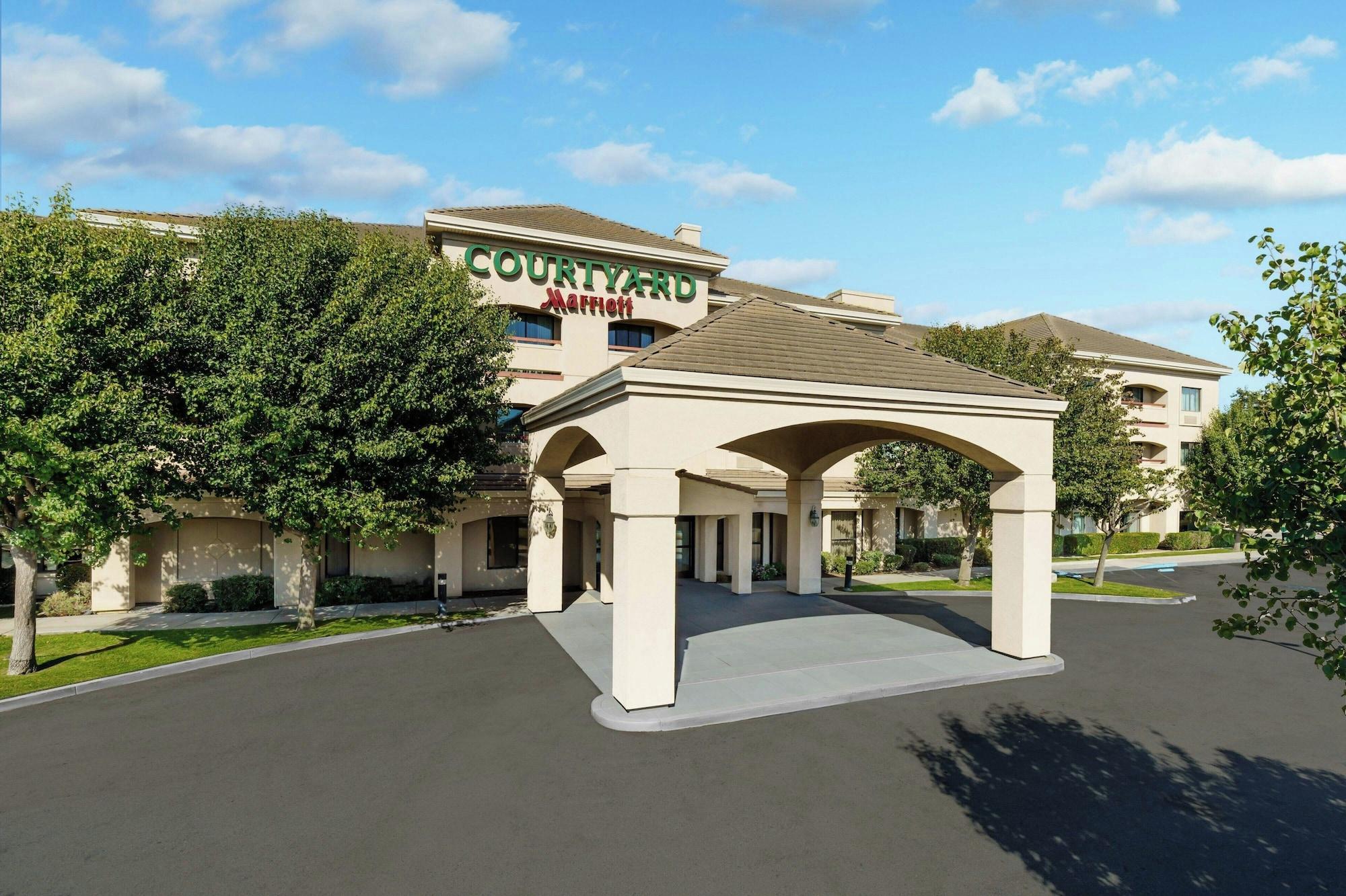 Vista Exterior Courtyard by Marriott Salinas Monterey