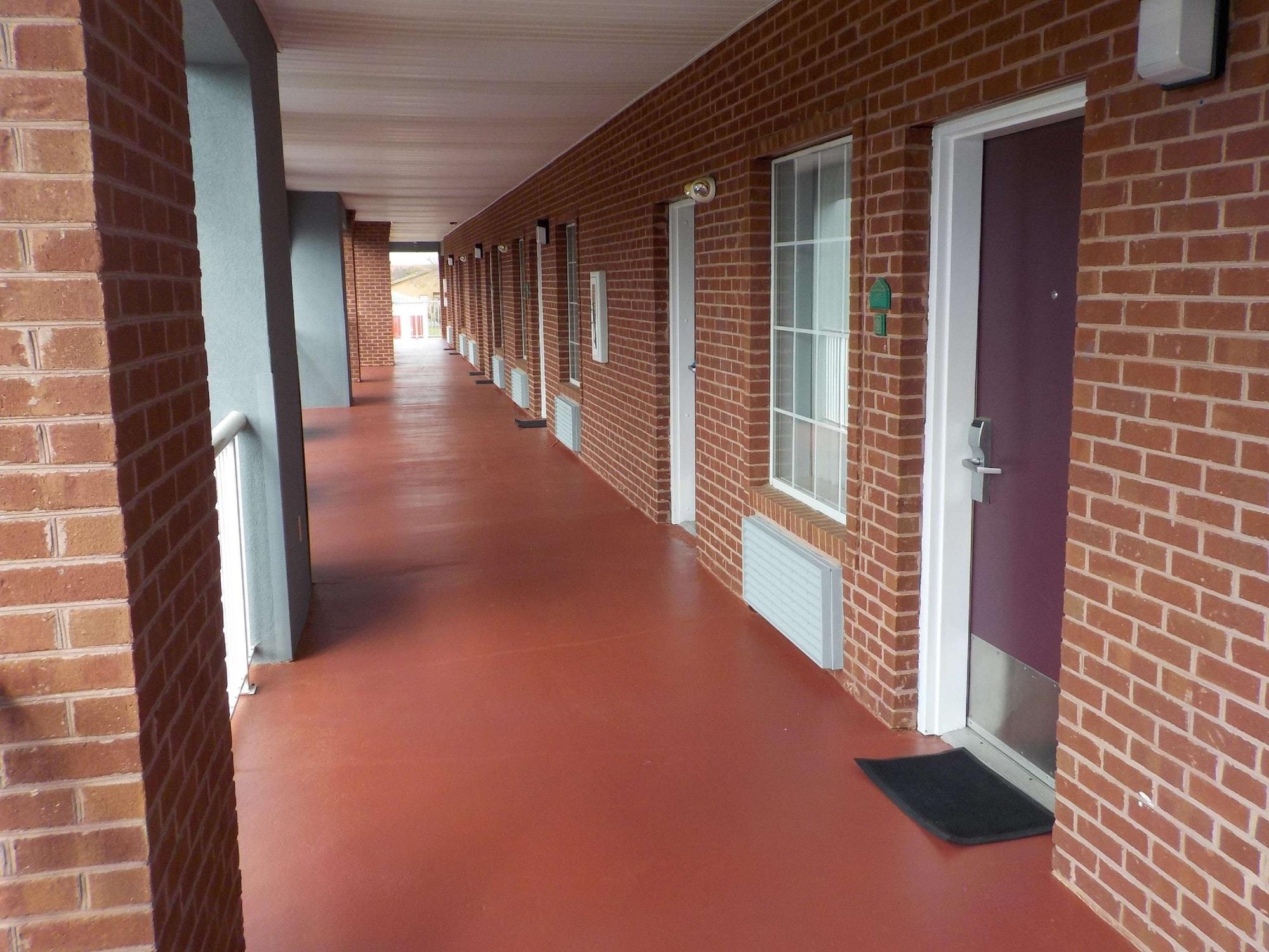 Vista Exterior SureStay Plus Hotel by Best Western Warner Robins AFB