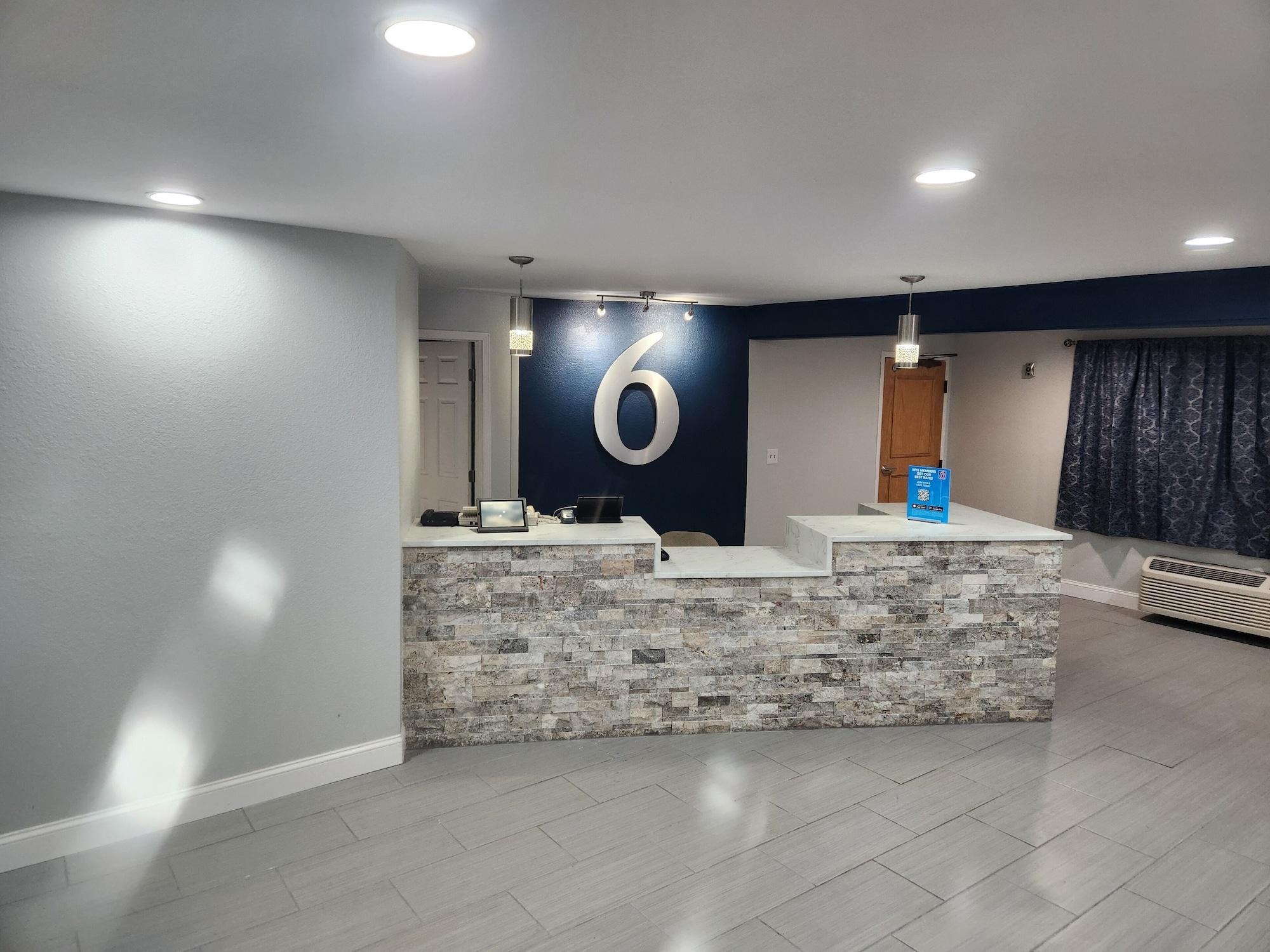 Vista Lobby Motel 6 Williamstown, WV