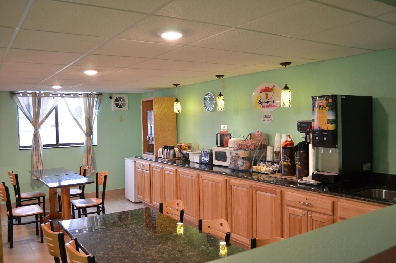 Restaurant Super 8 by Wyndham Devils Lake